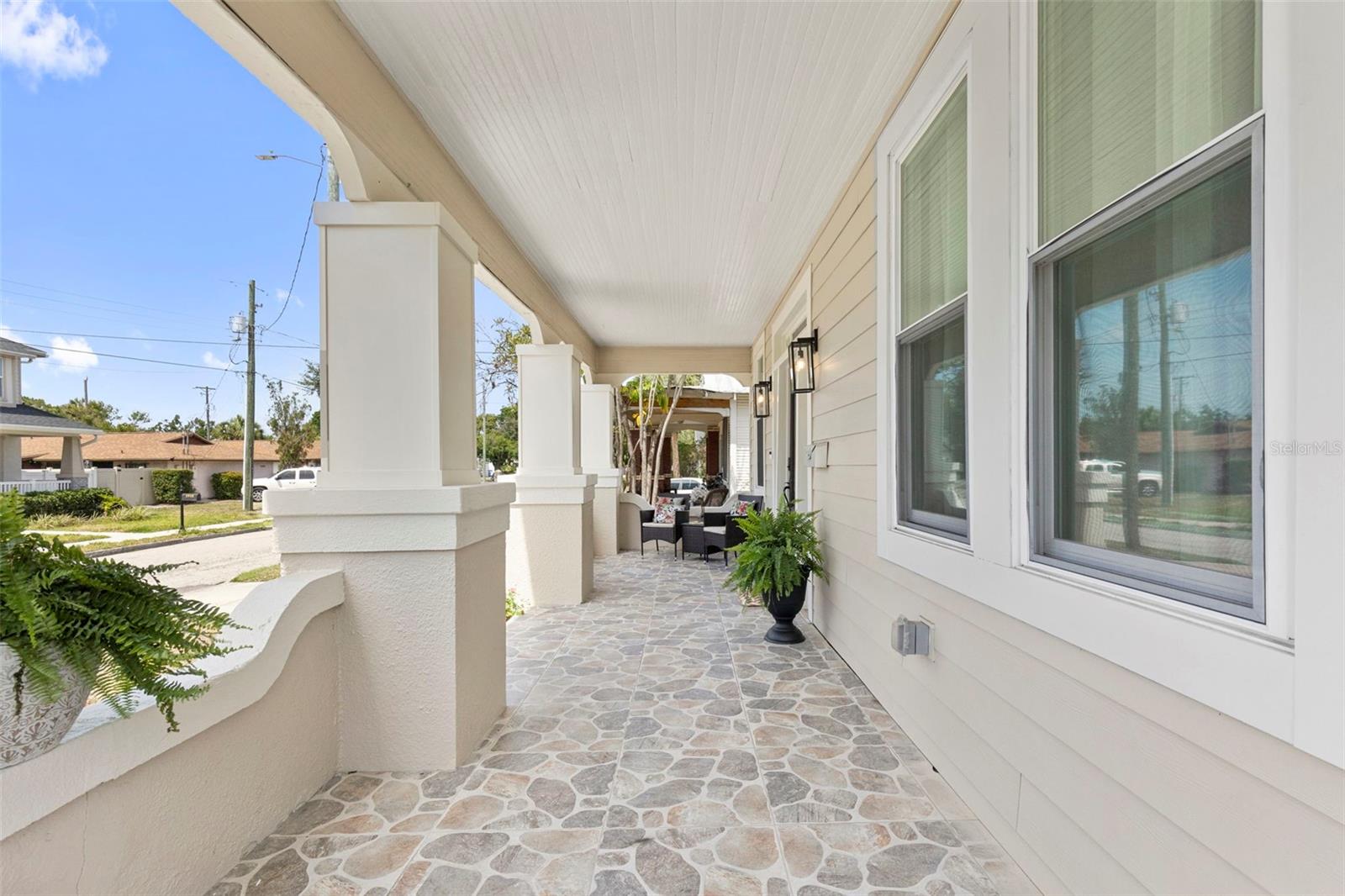 1917 W LEMON ST