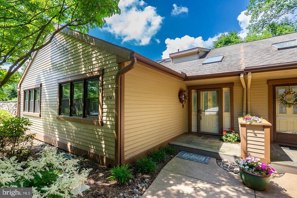 674 Heatherton Ln