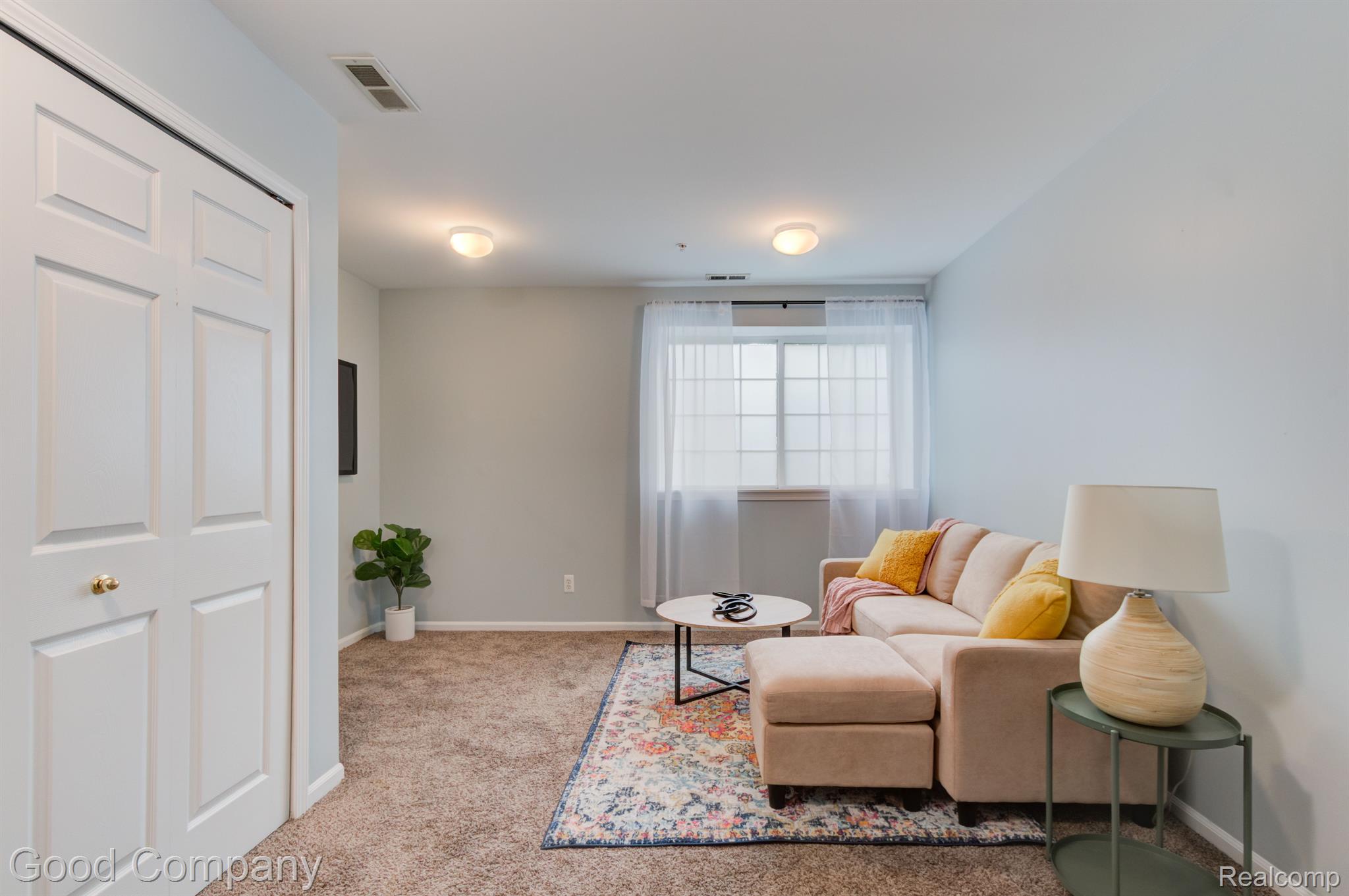 23952 WOODWARD Avenue
