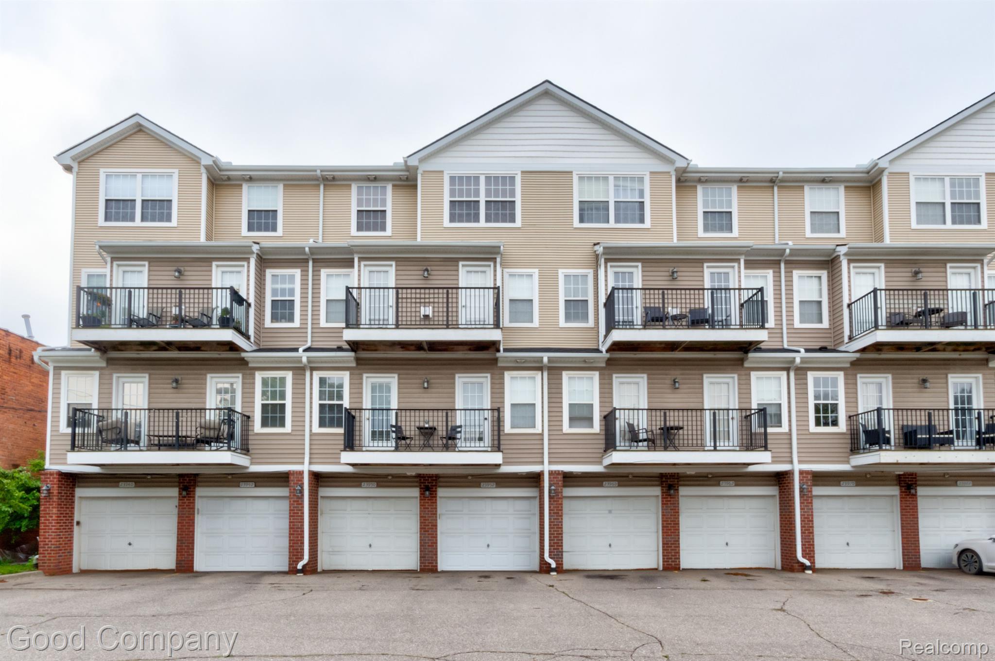 23952 WOODWARD Avenue