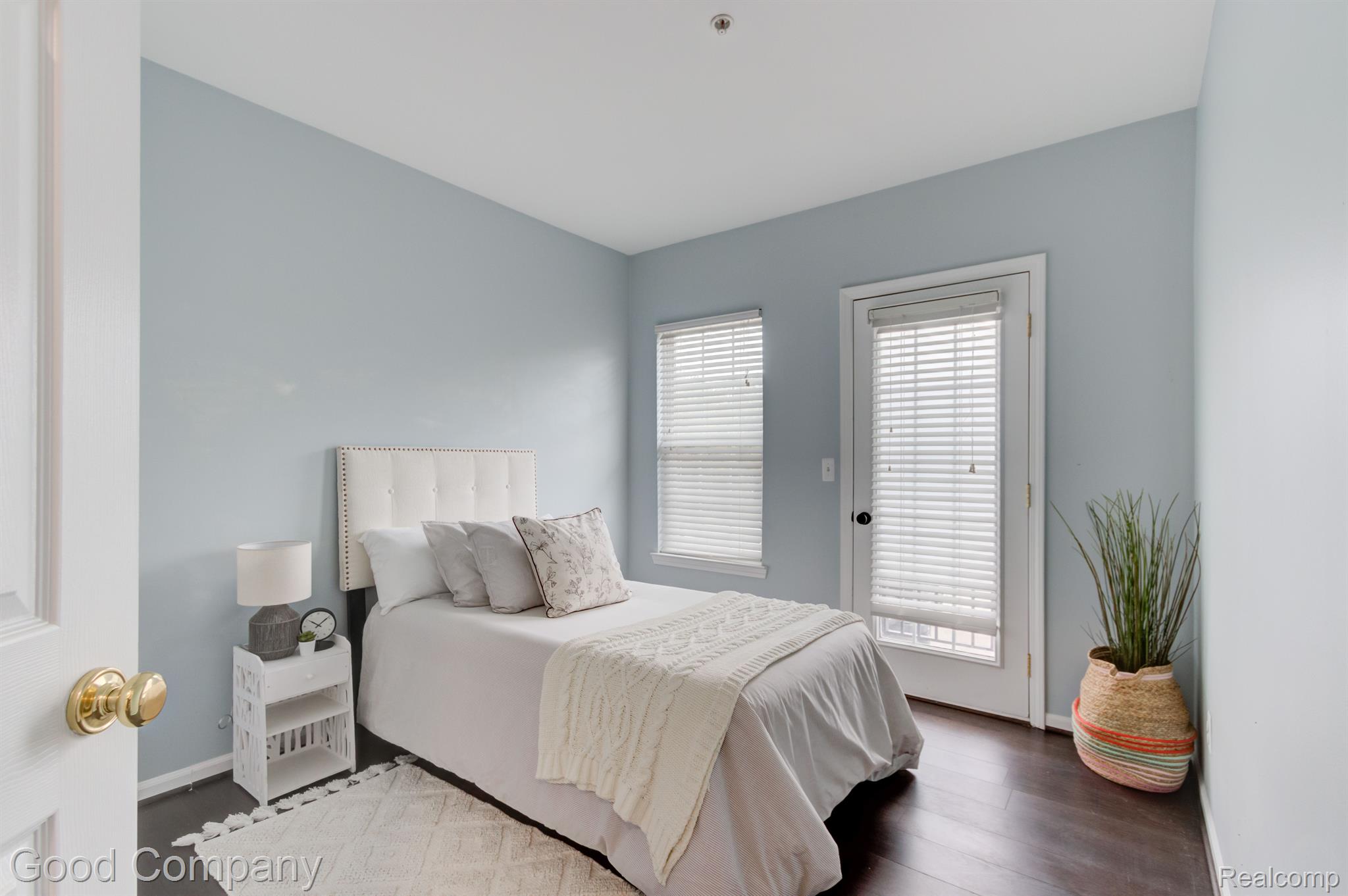 23952 WOODWARD Avenue