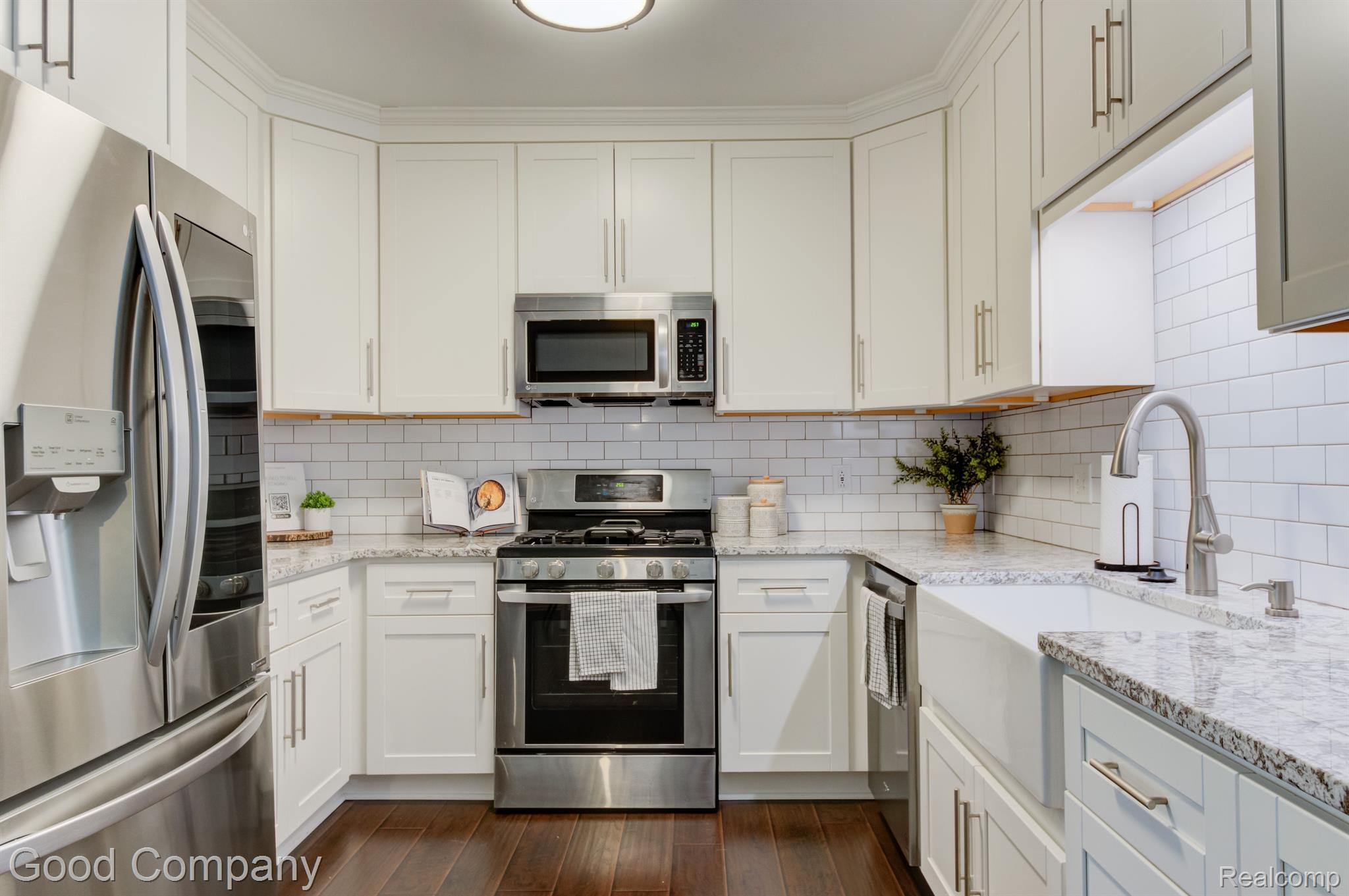 23952 WOODWARD Avenue
