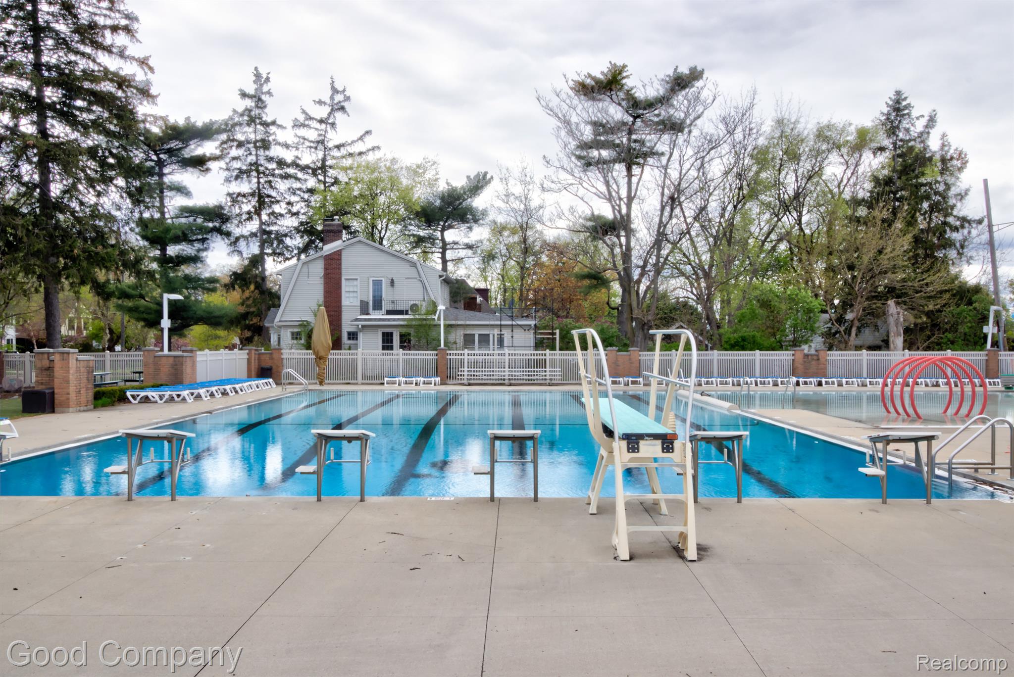 23952 WOODWARD Avenue