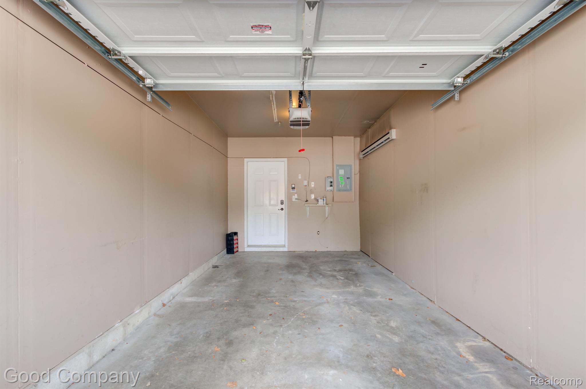 23952 WOODWARD Avenue