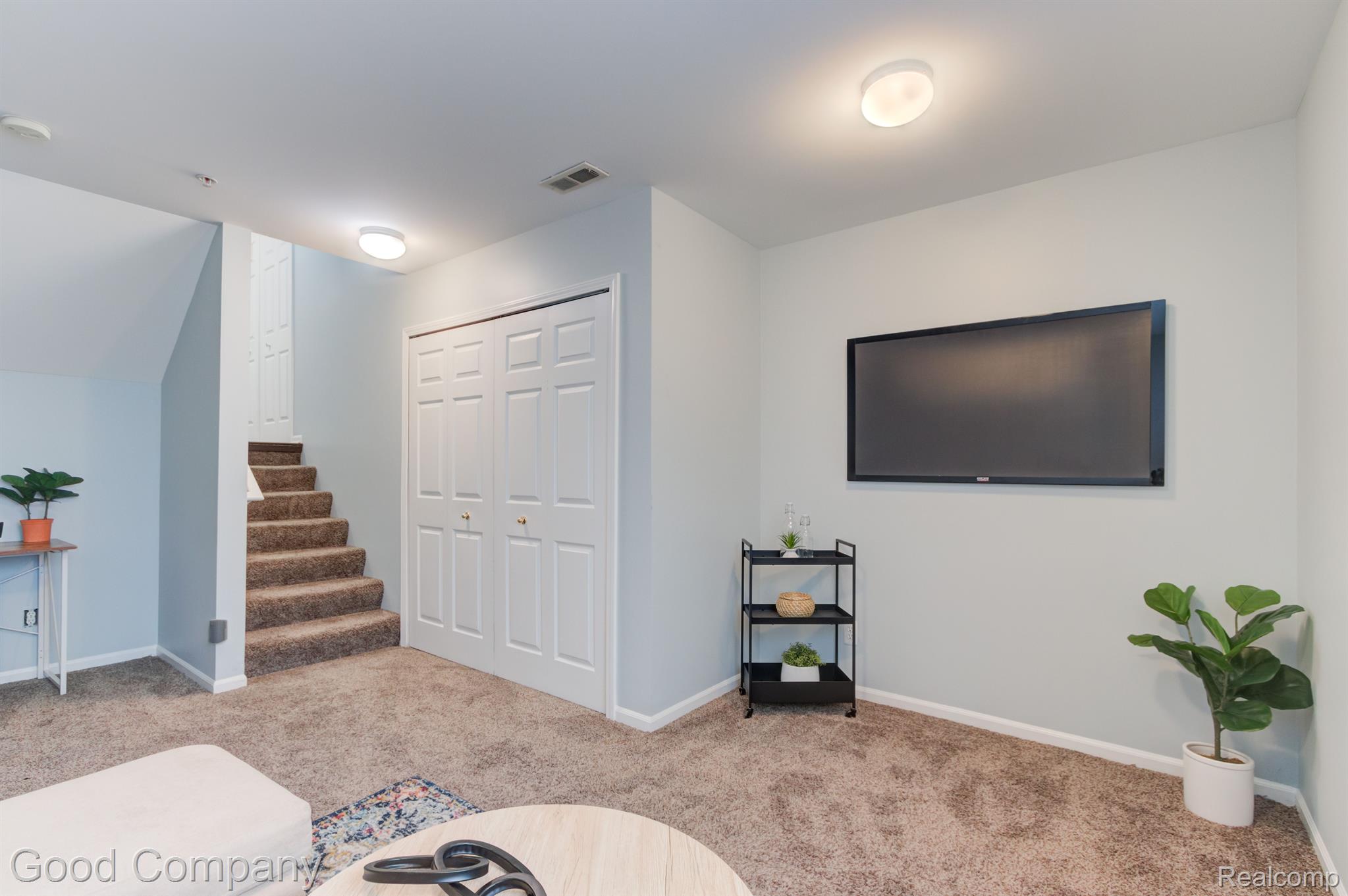23952 WOODWARD Avenue