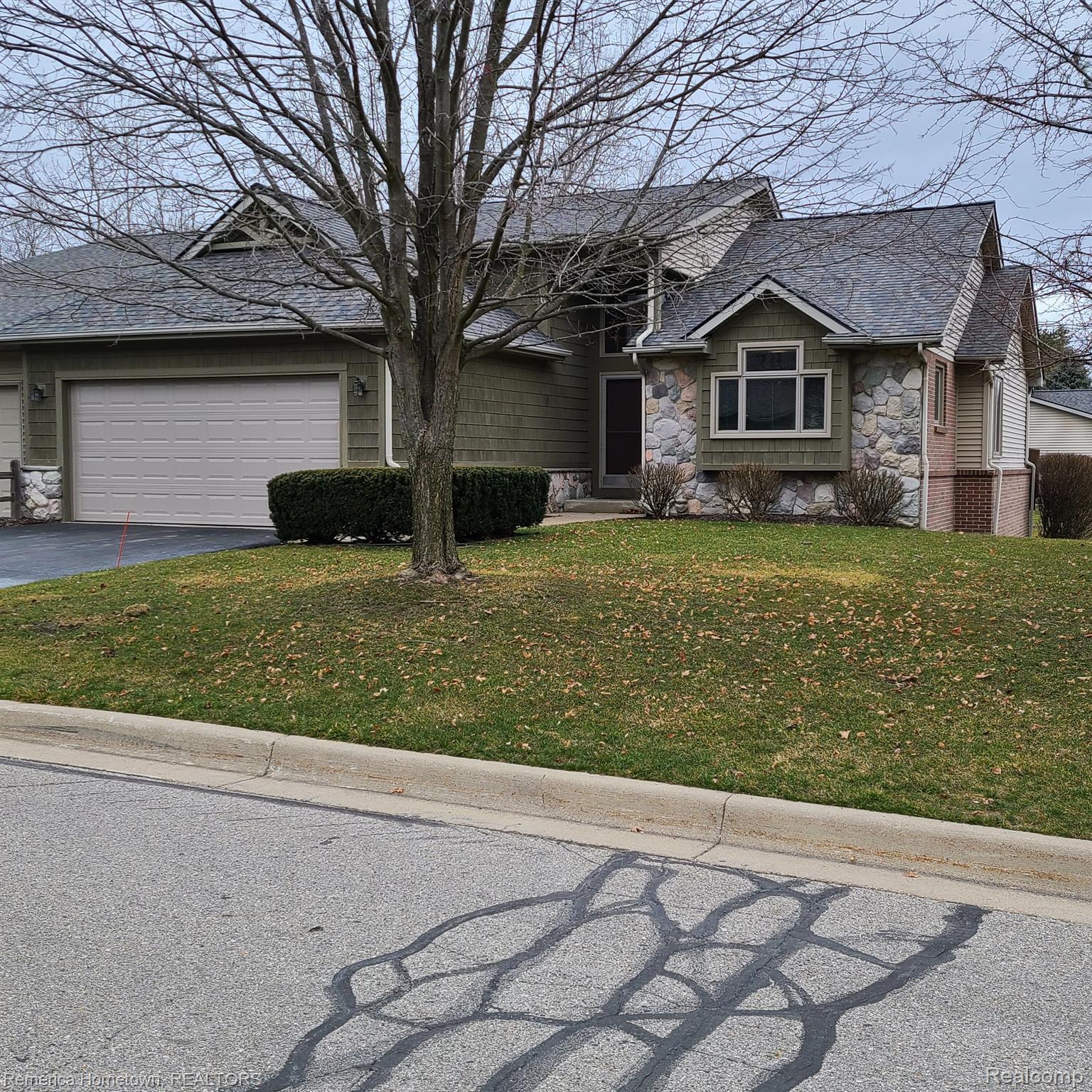 700 HEATHERIDGE Court