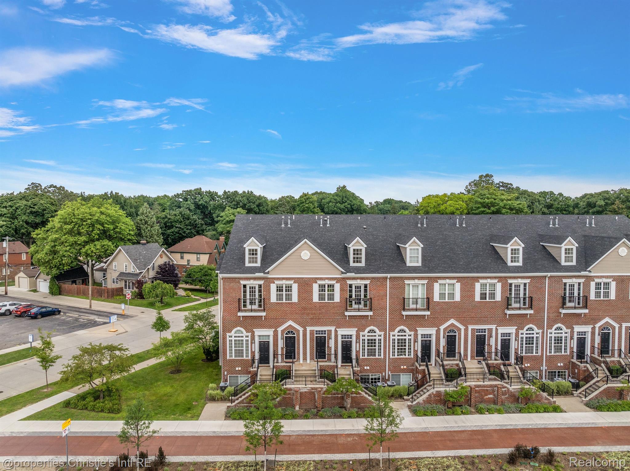 23990 WOODWARD Avenue