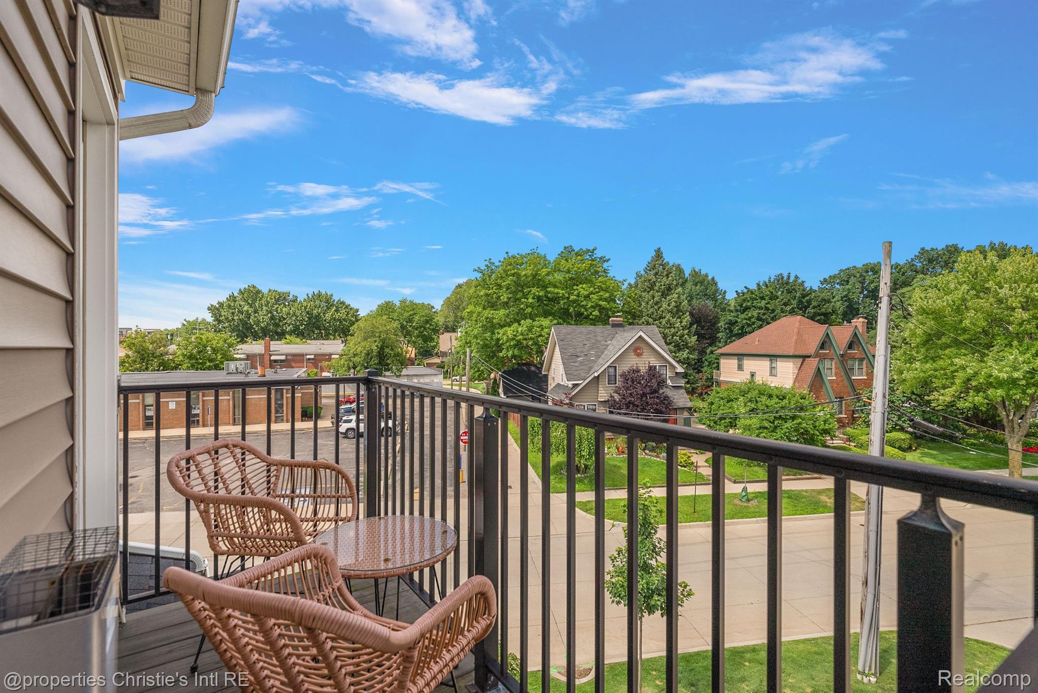 23990 WOODWARD Avenue