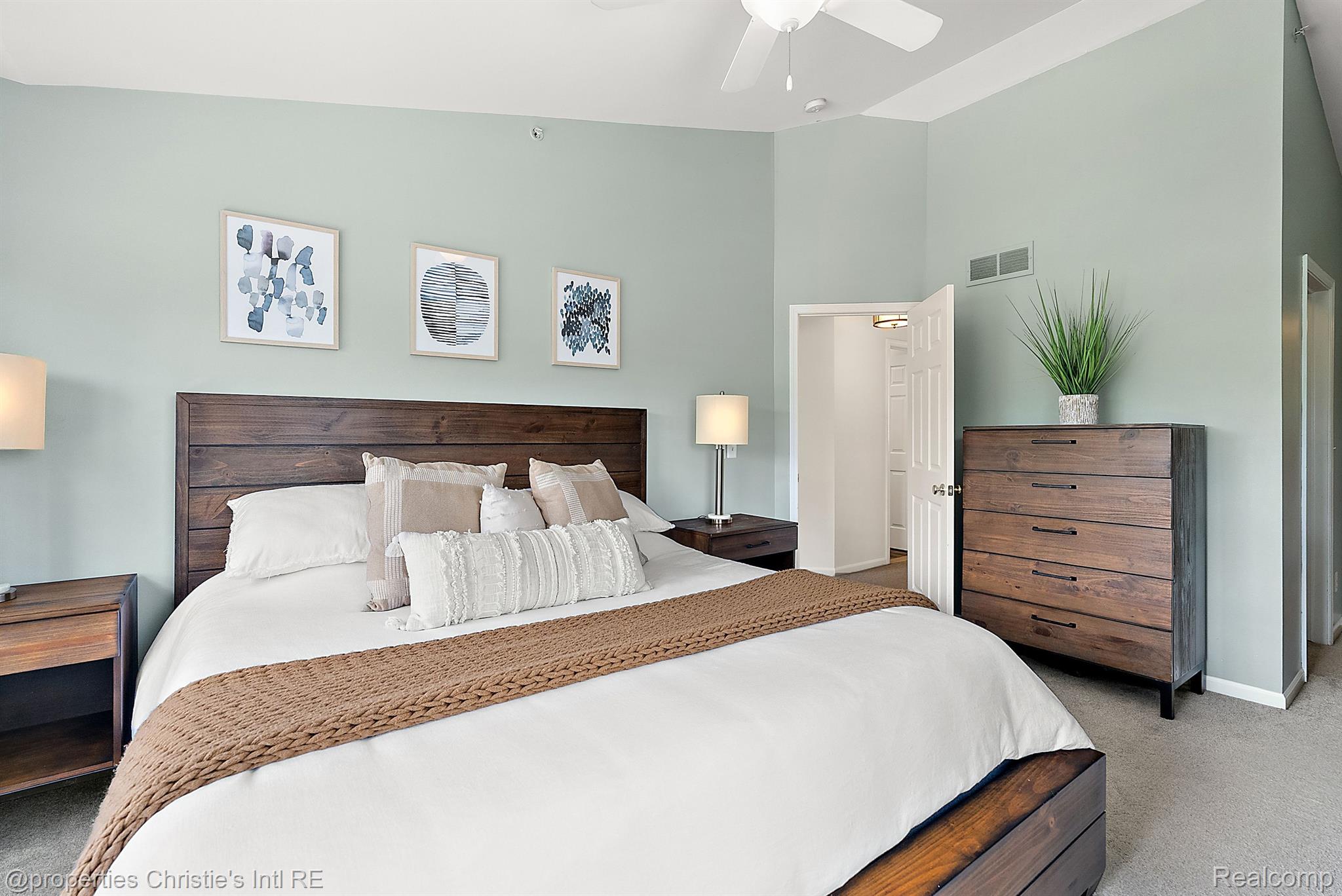 23990 WOODWARD Avenue