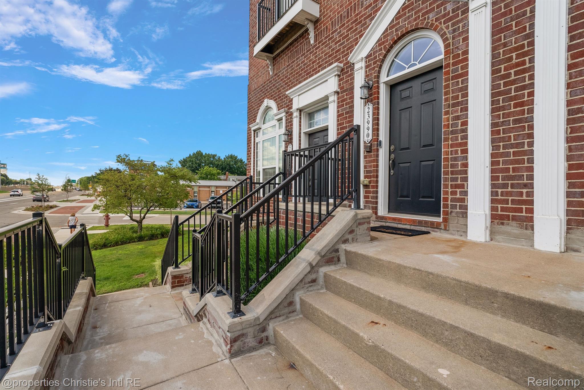 23990 WOODWARD Avenue