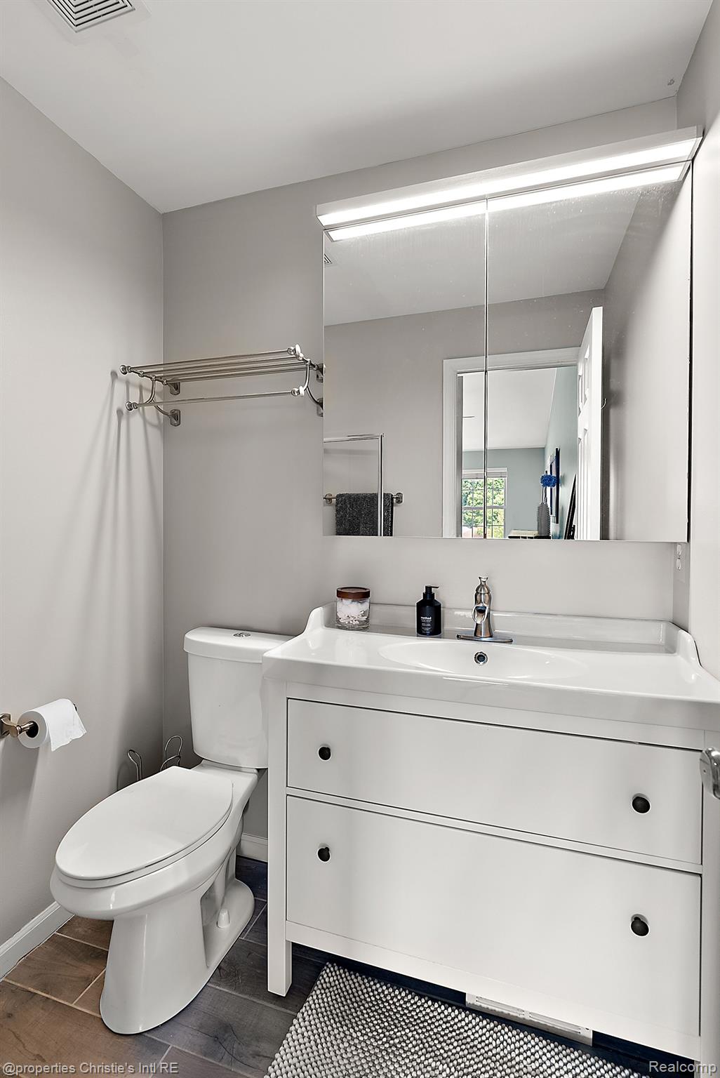 23990 WOODWARD Avenue