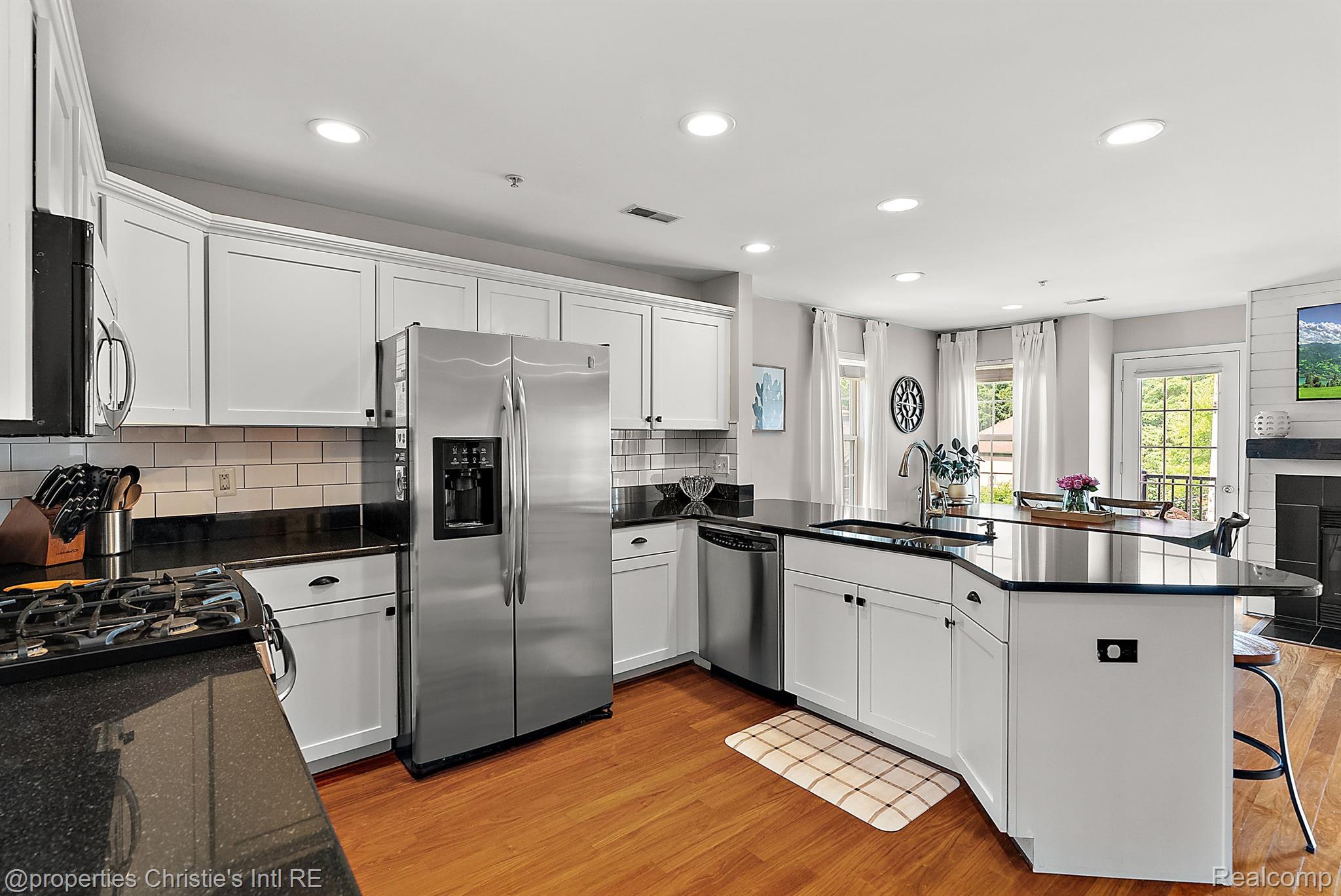 23990 WOODWARD Avenue