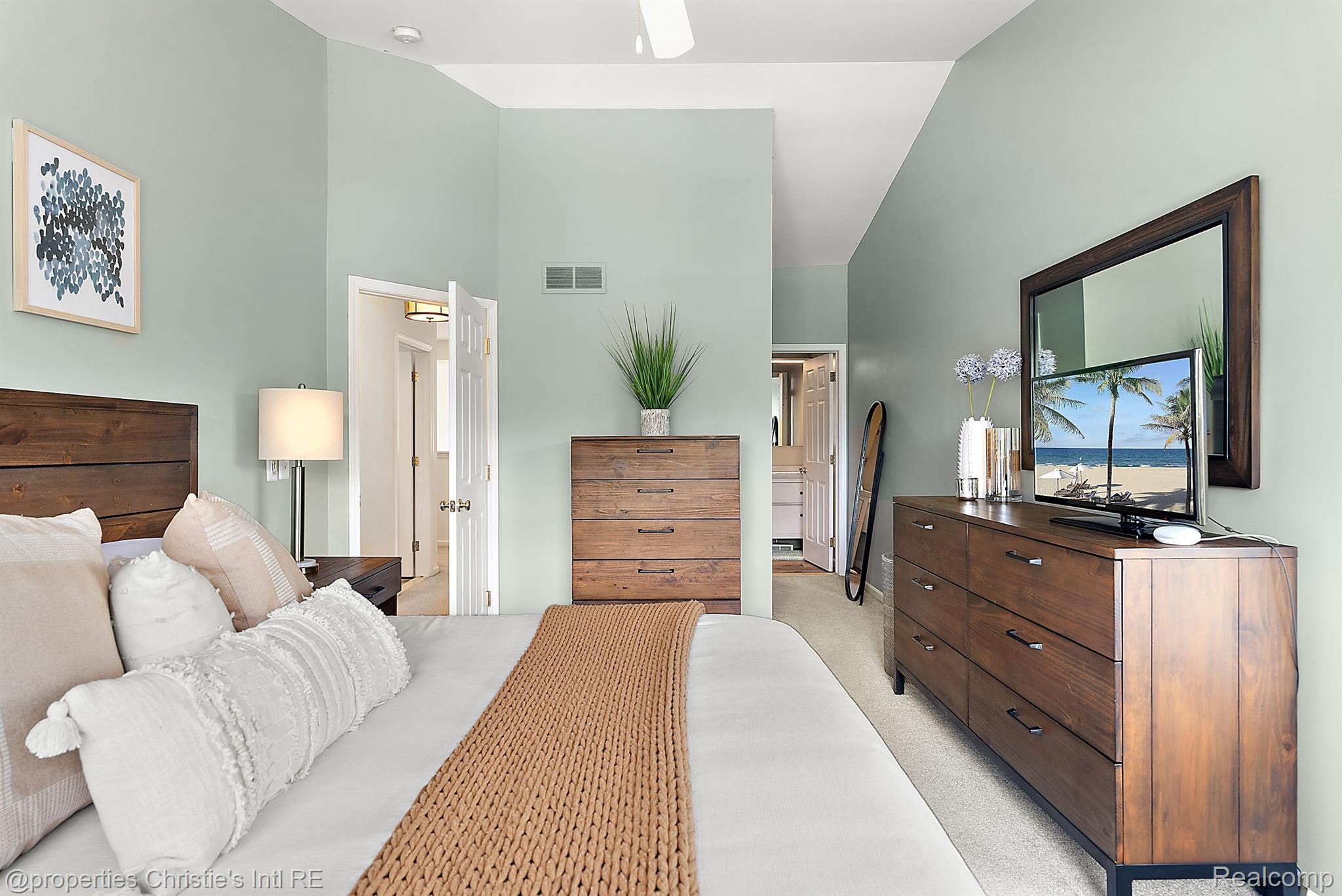 23990 WOODWARD Avenue