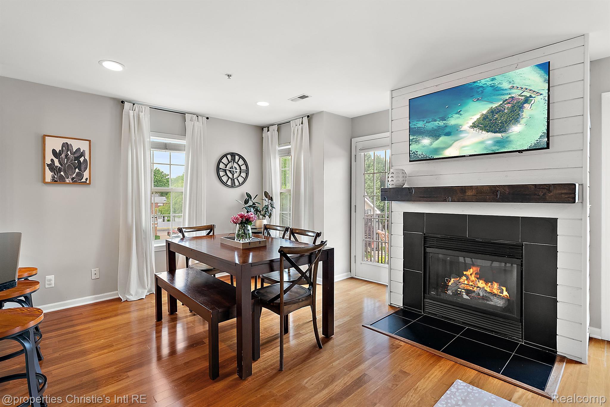 23990 WOODWARD Avenue