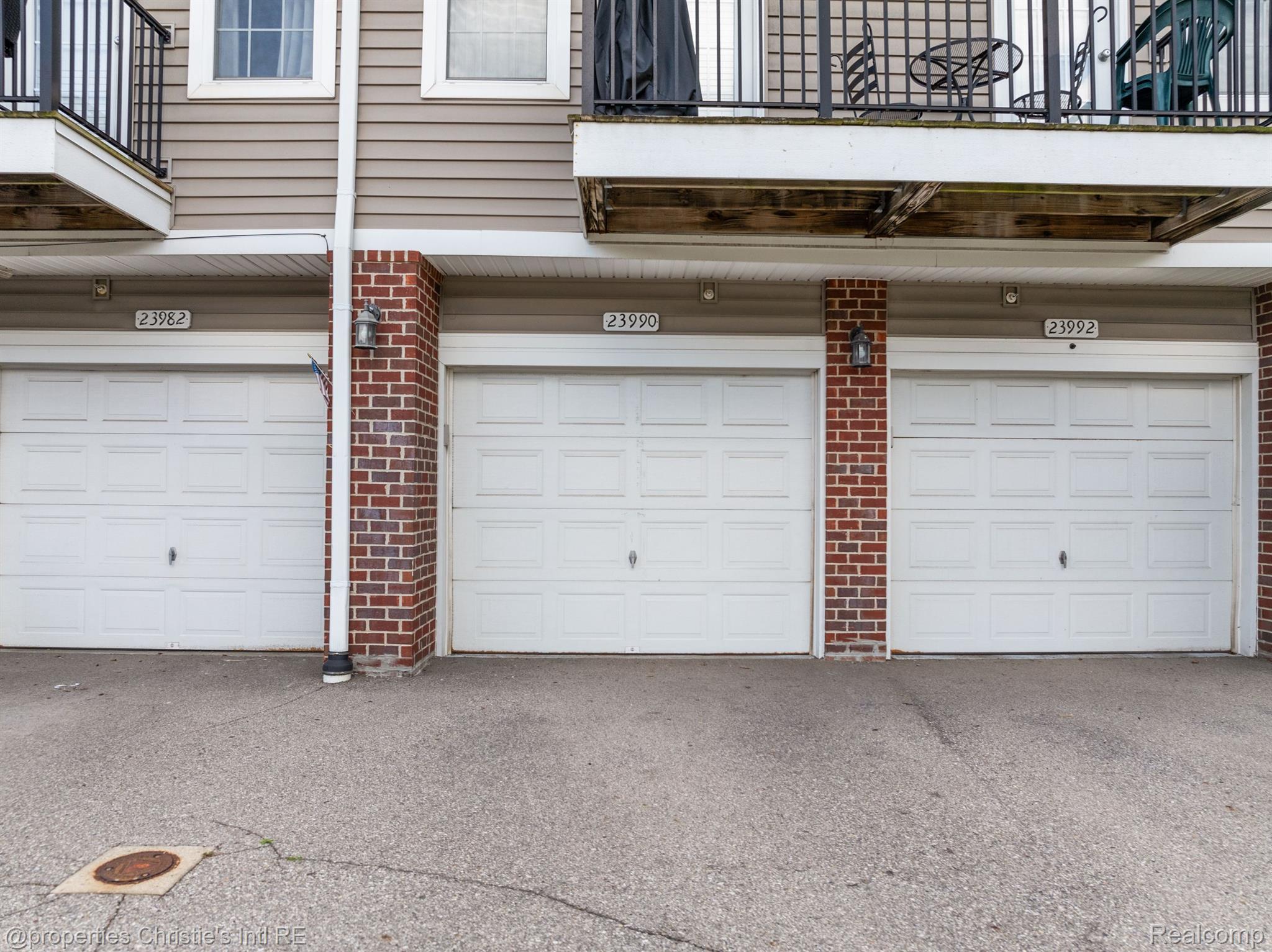 23990 WOODWARD Avenue