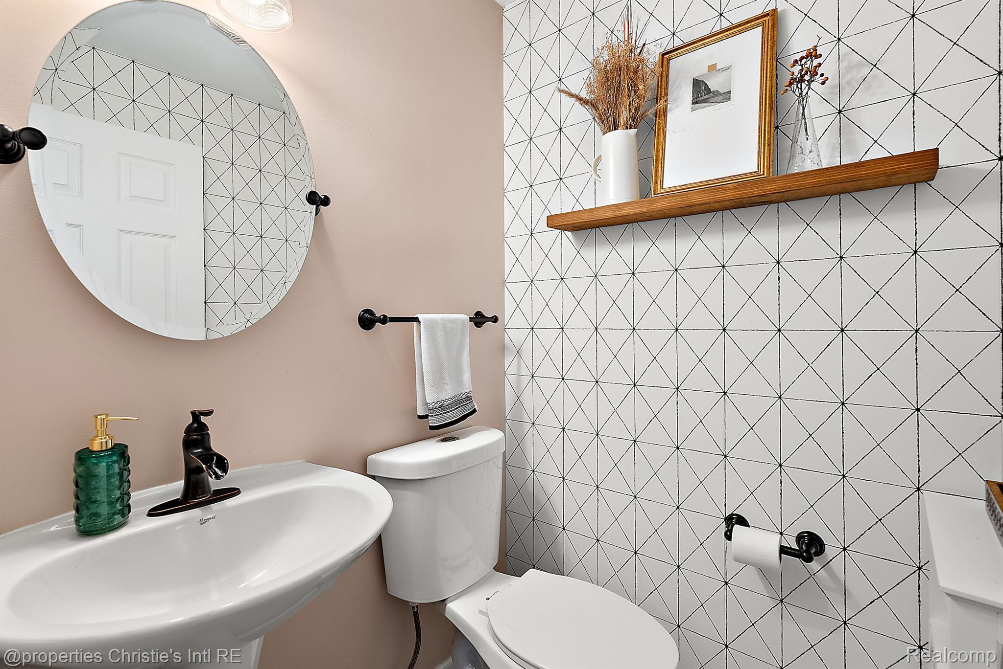 23990 WOODWARD Avenue