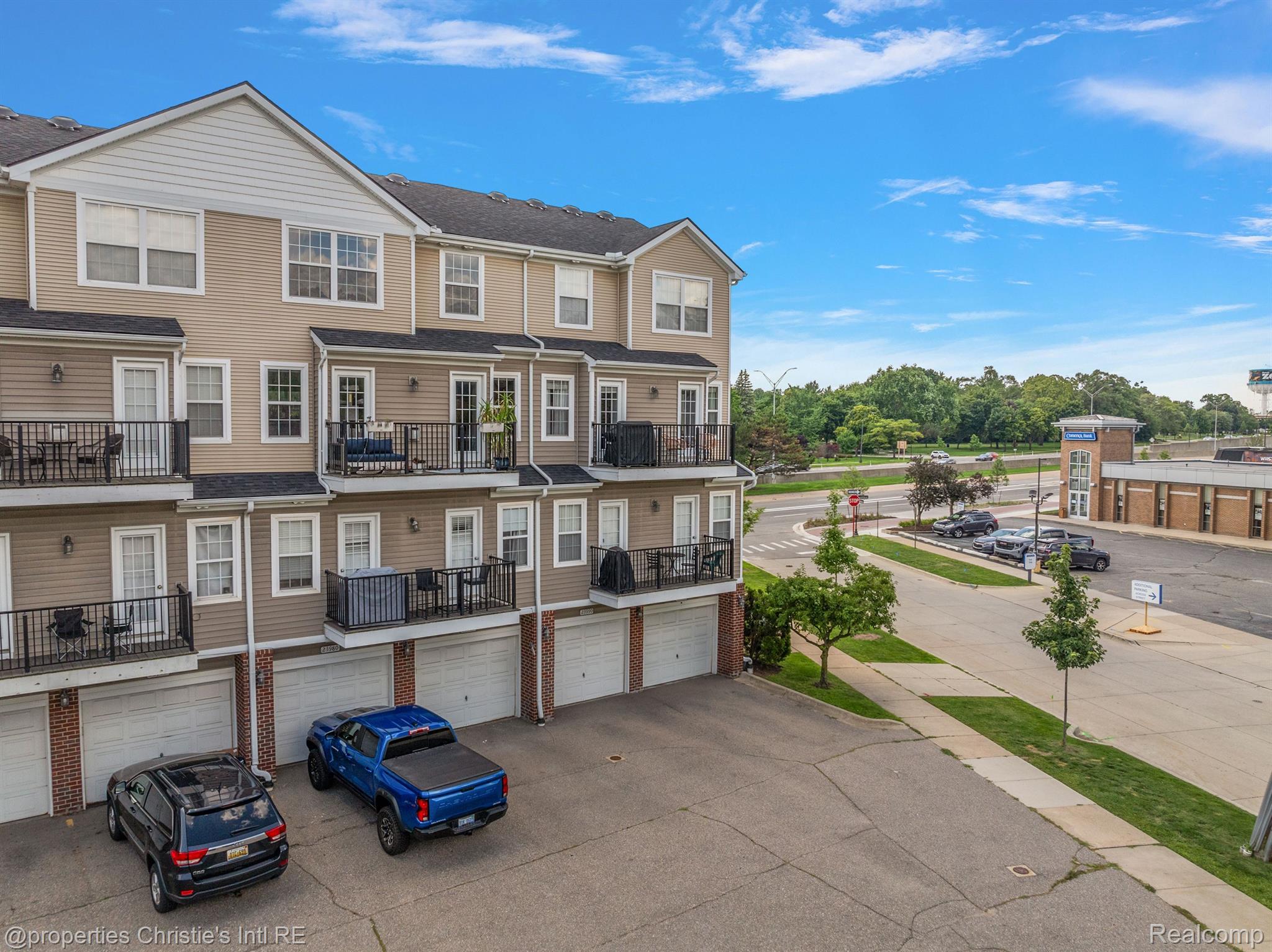 23990 WOODWARD Avenue