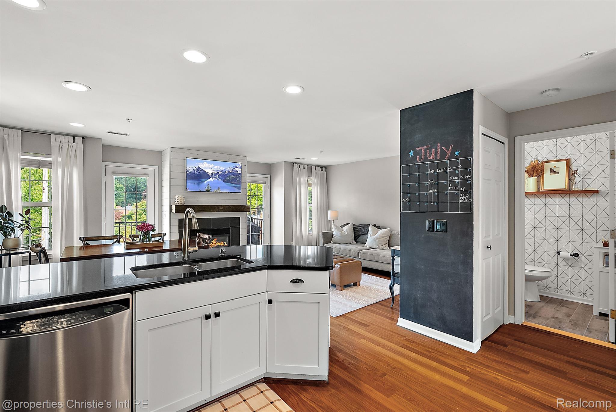 23990 WOODWARD Avenue