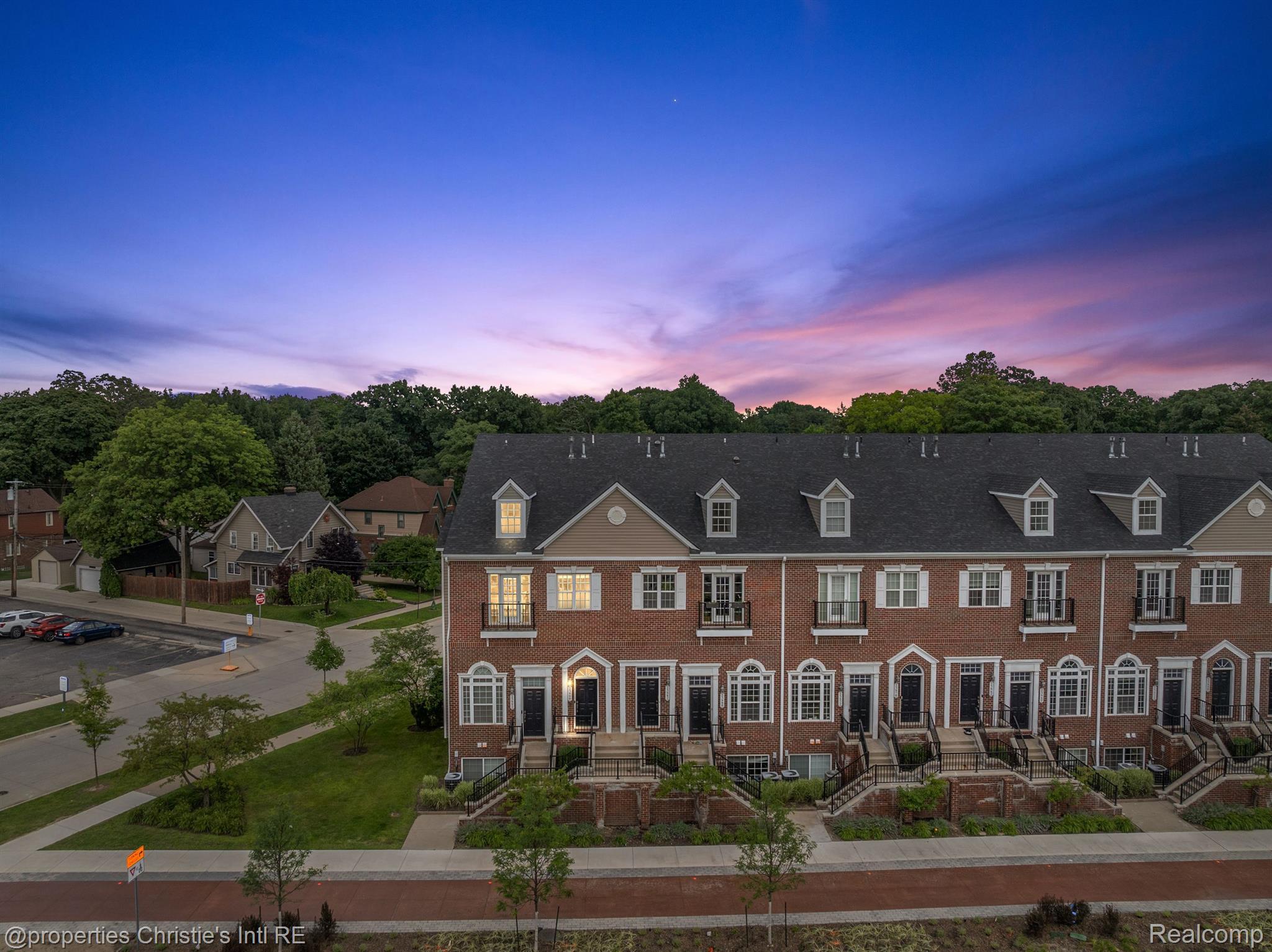 23990 WOODWARD Avenue