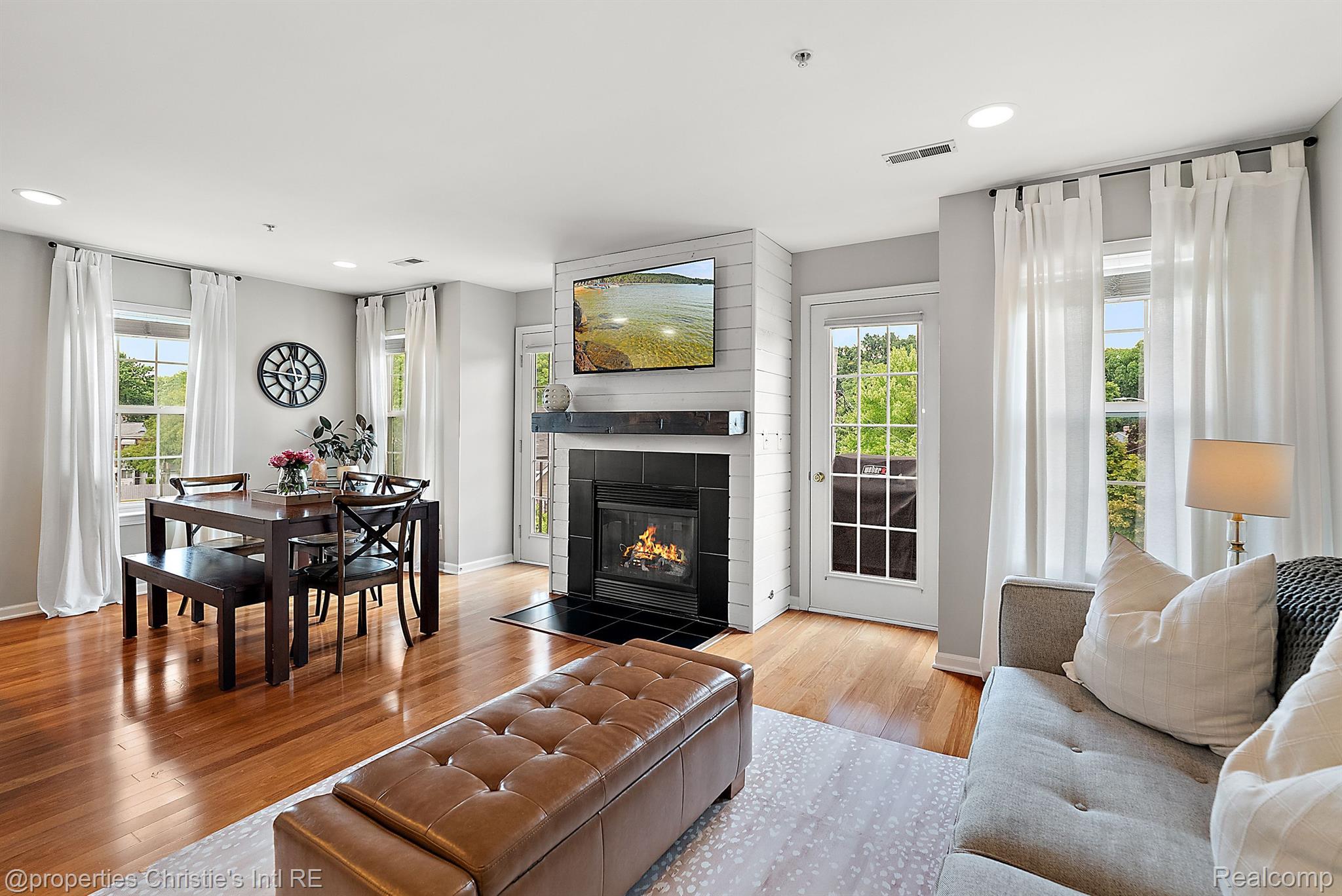 23990 WOODWARD Avenue