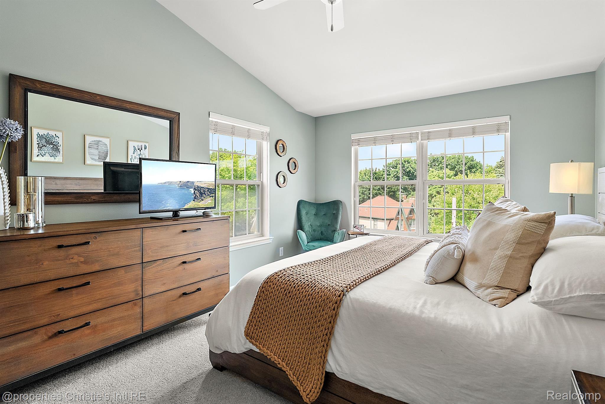 23990 WOODWARD Avenue