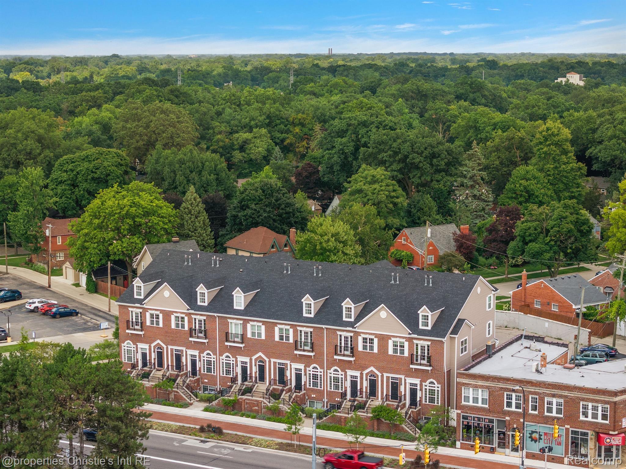 23990 WOODWARD Avenue