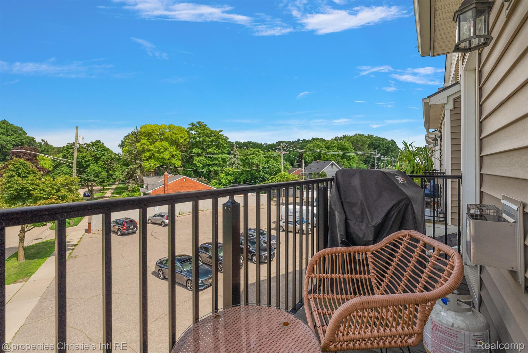 23990 WOODWARD Avenue