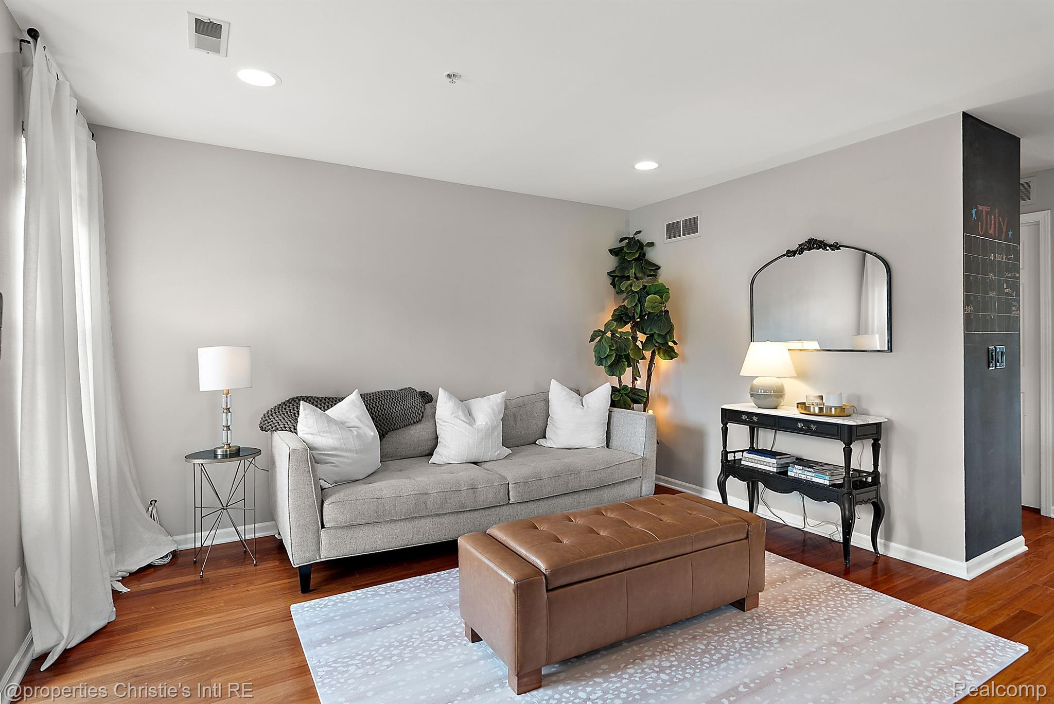 23990 WOODWARD Avenue