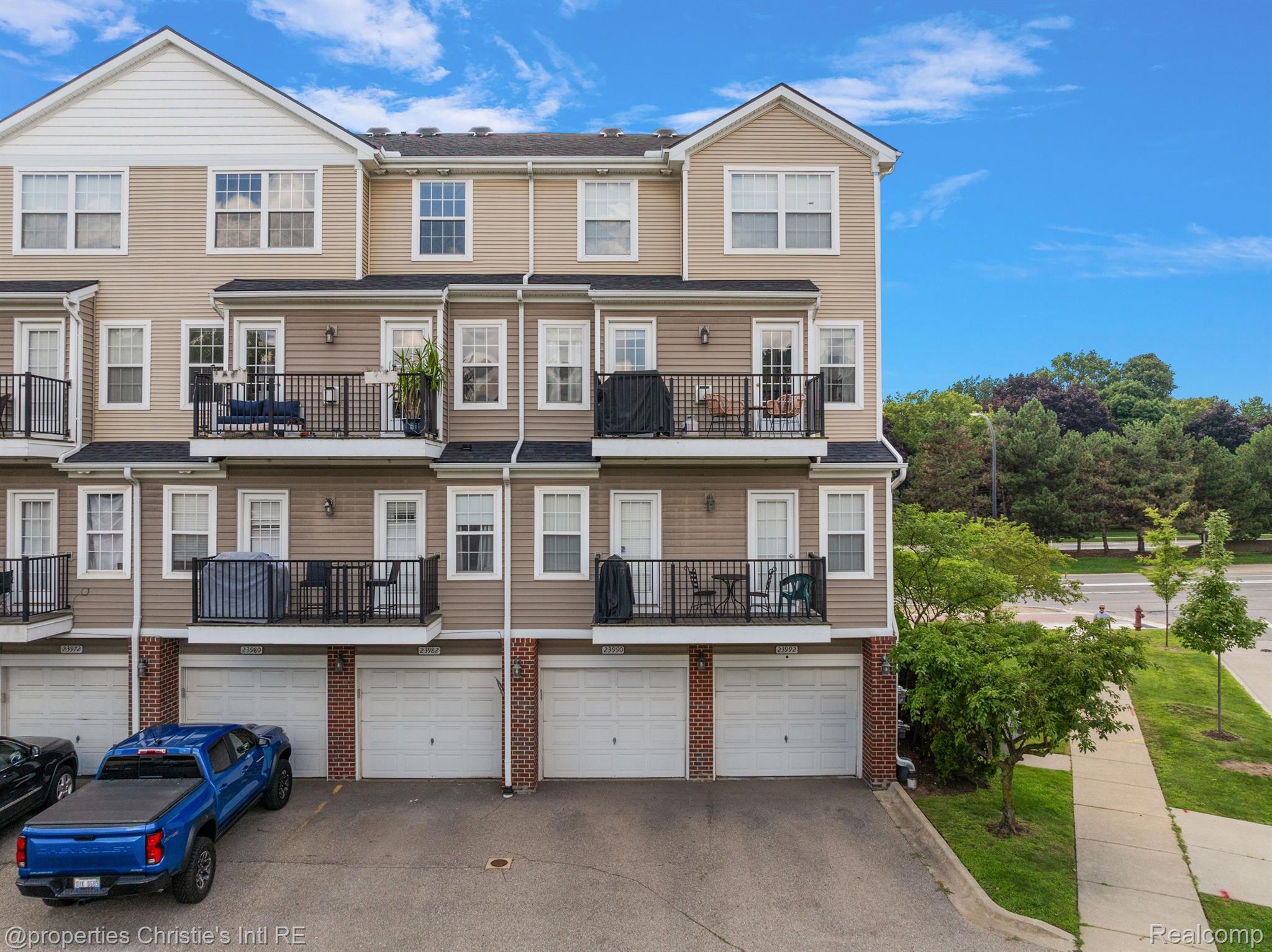 23990 WOODWARD Avenue