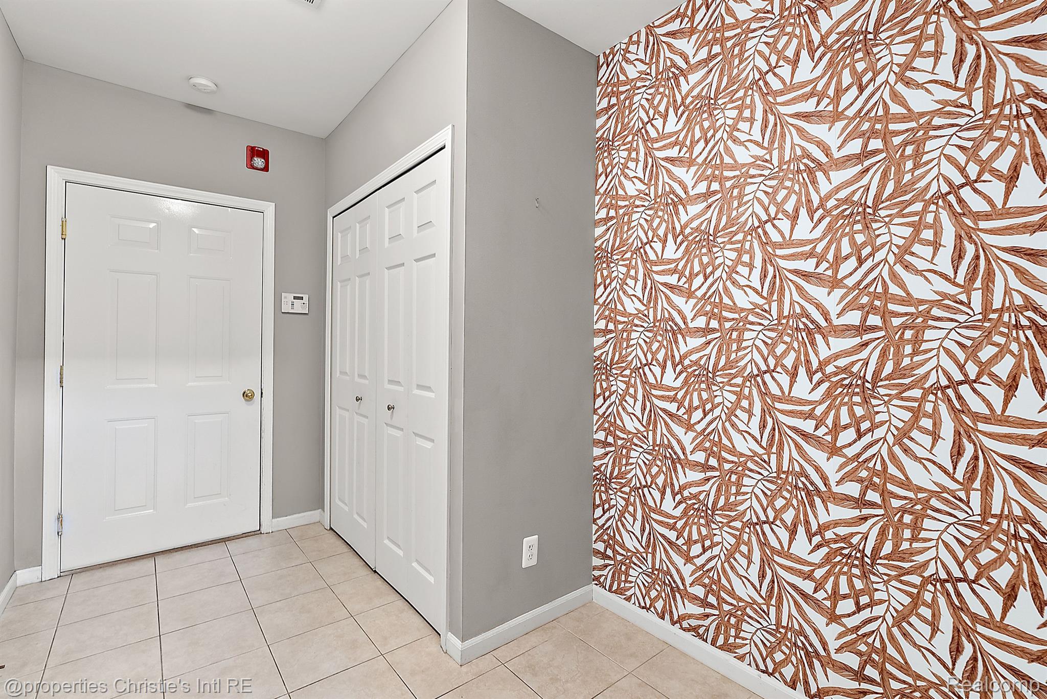 23990 WOODWARD Avenue