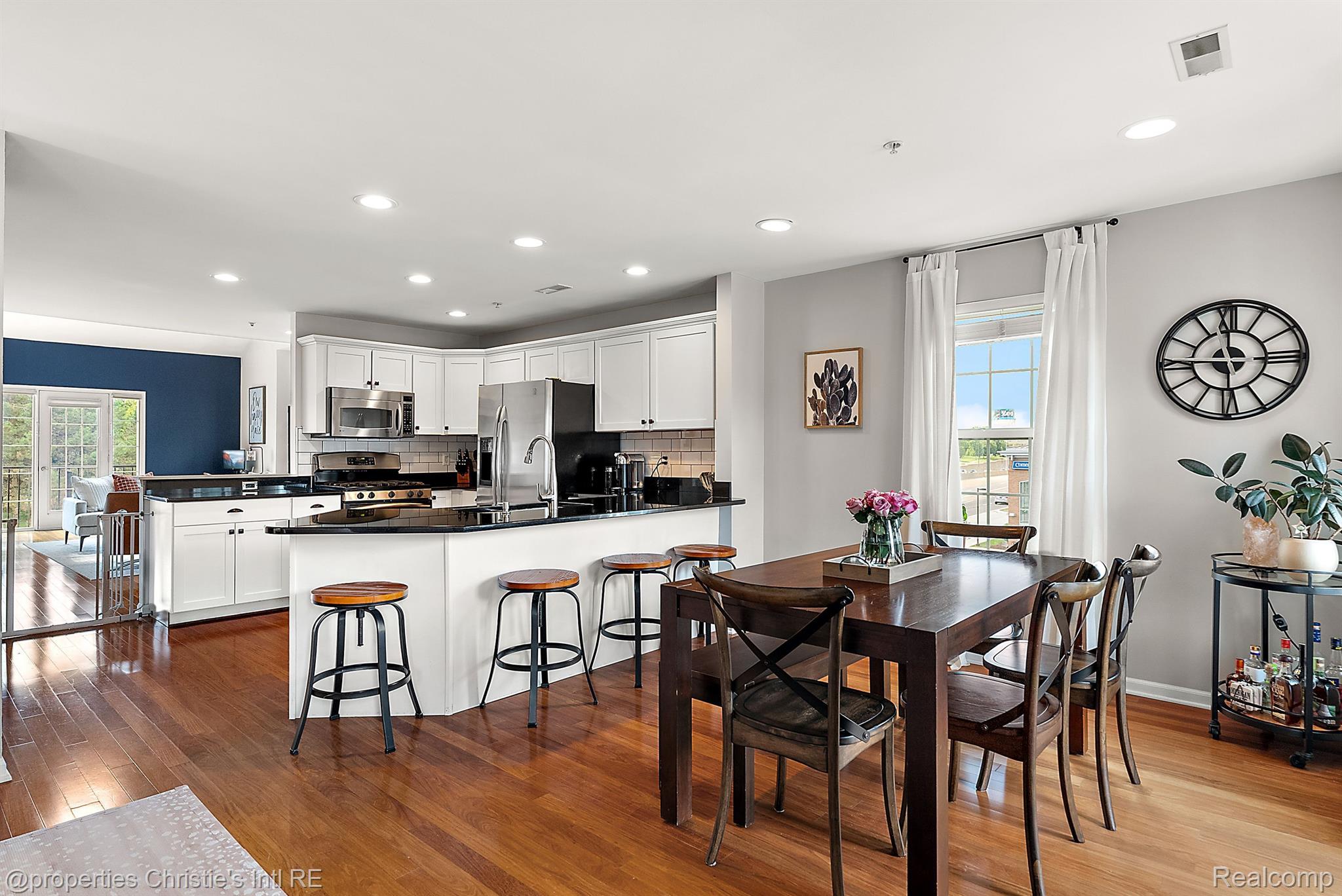 23990 WOODWARD Avenue