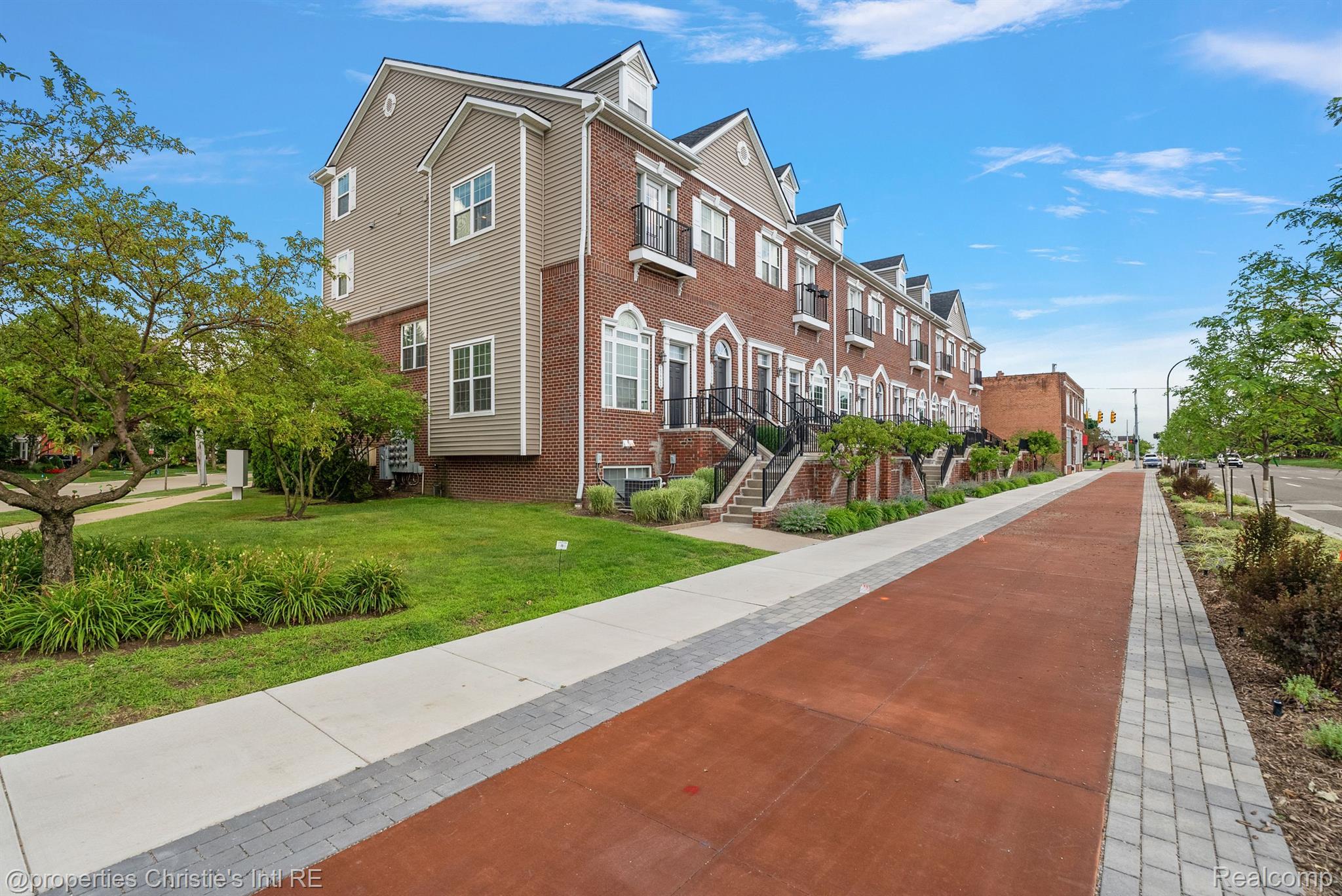 23990 WOODWARD Avenue