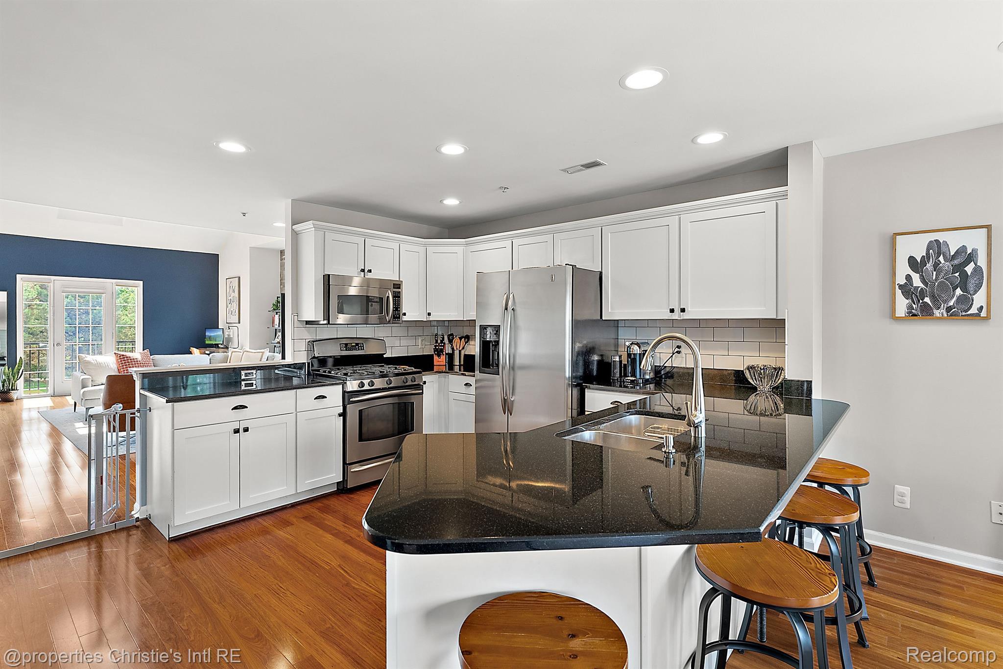 23990 WOODWARD Avenue