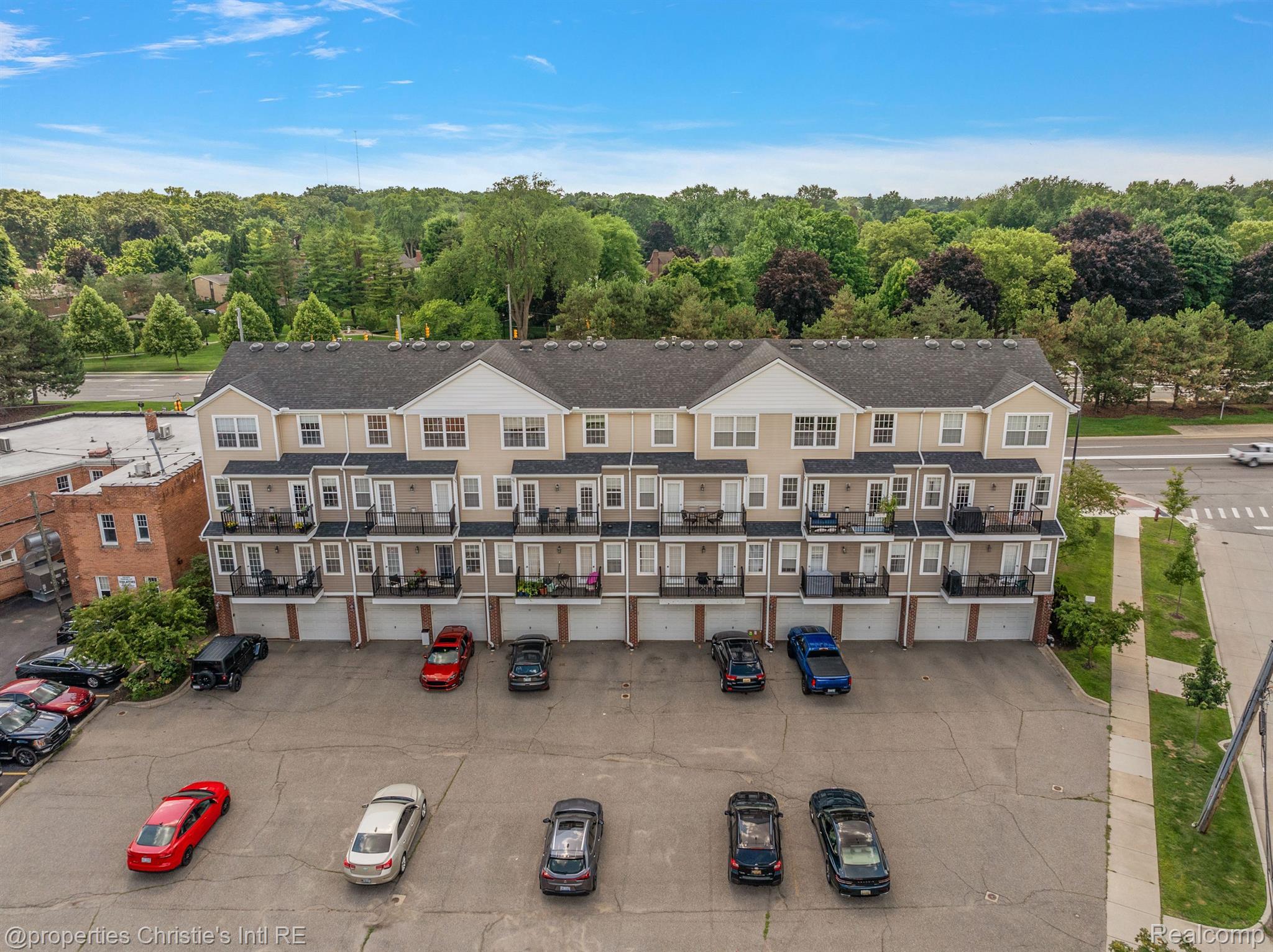 23990 WOODWARD Avenue