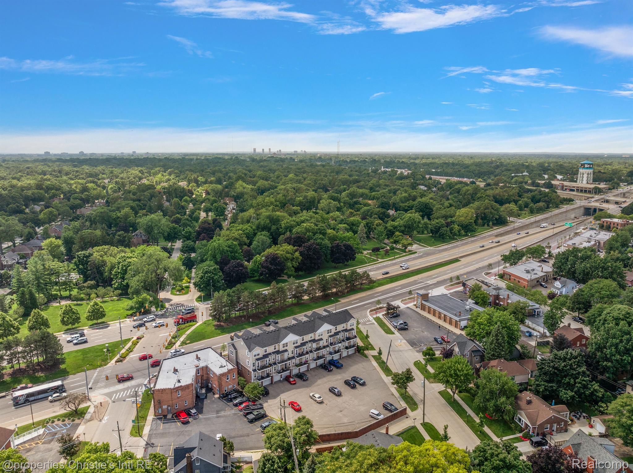 23990 WOODWARD Avenue