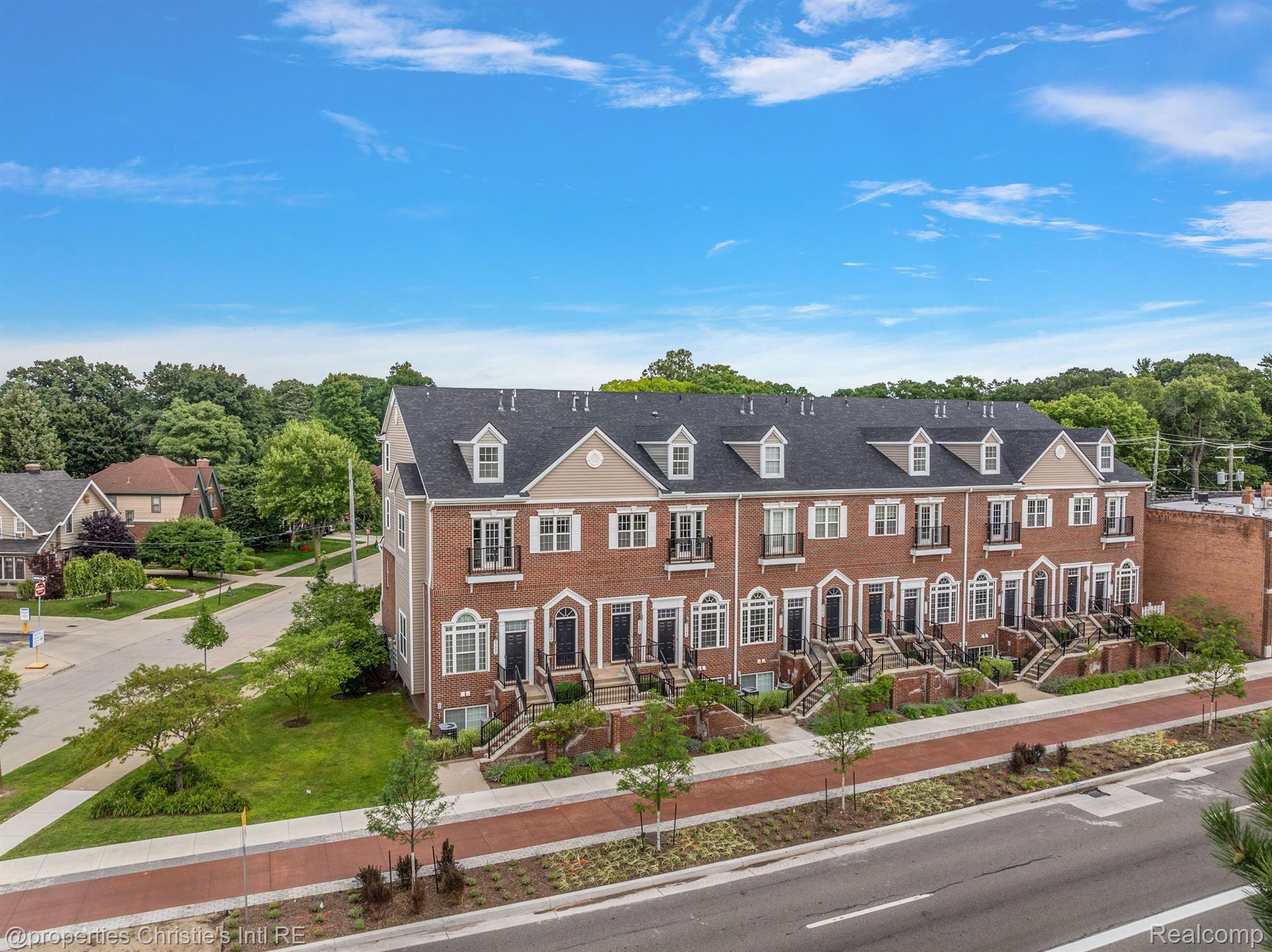 23990 WOODWARD Avenue