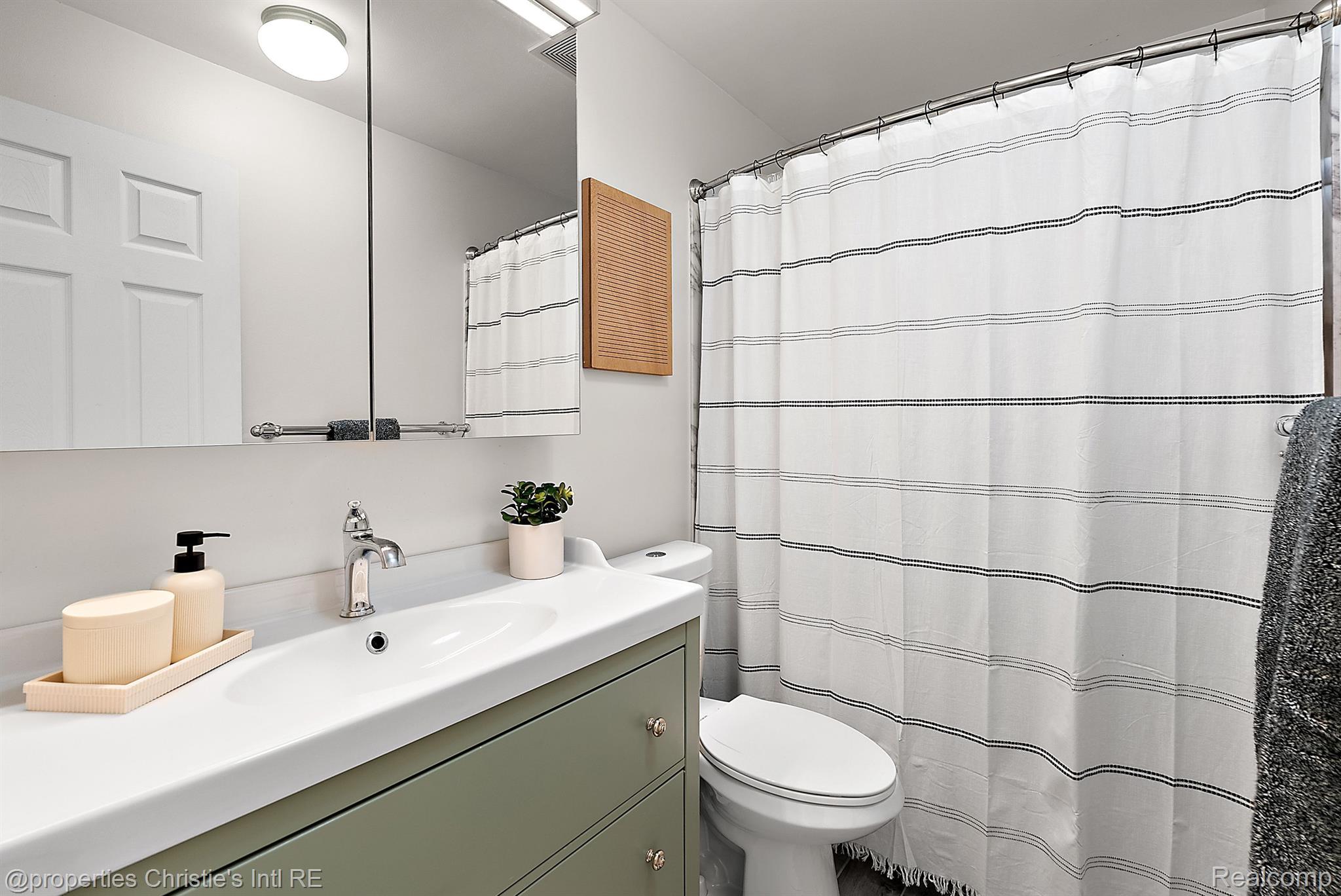 23990 WOODWARD Avenue