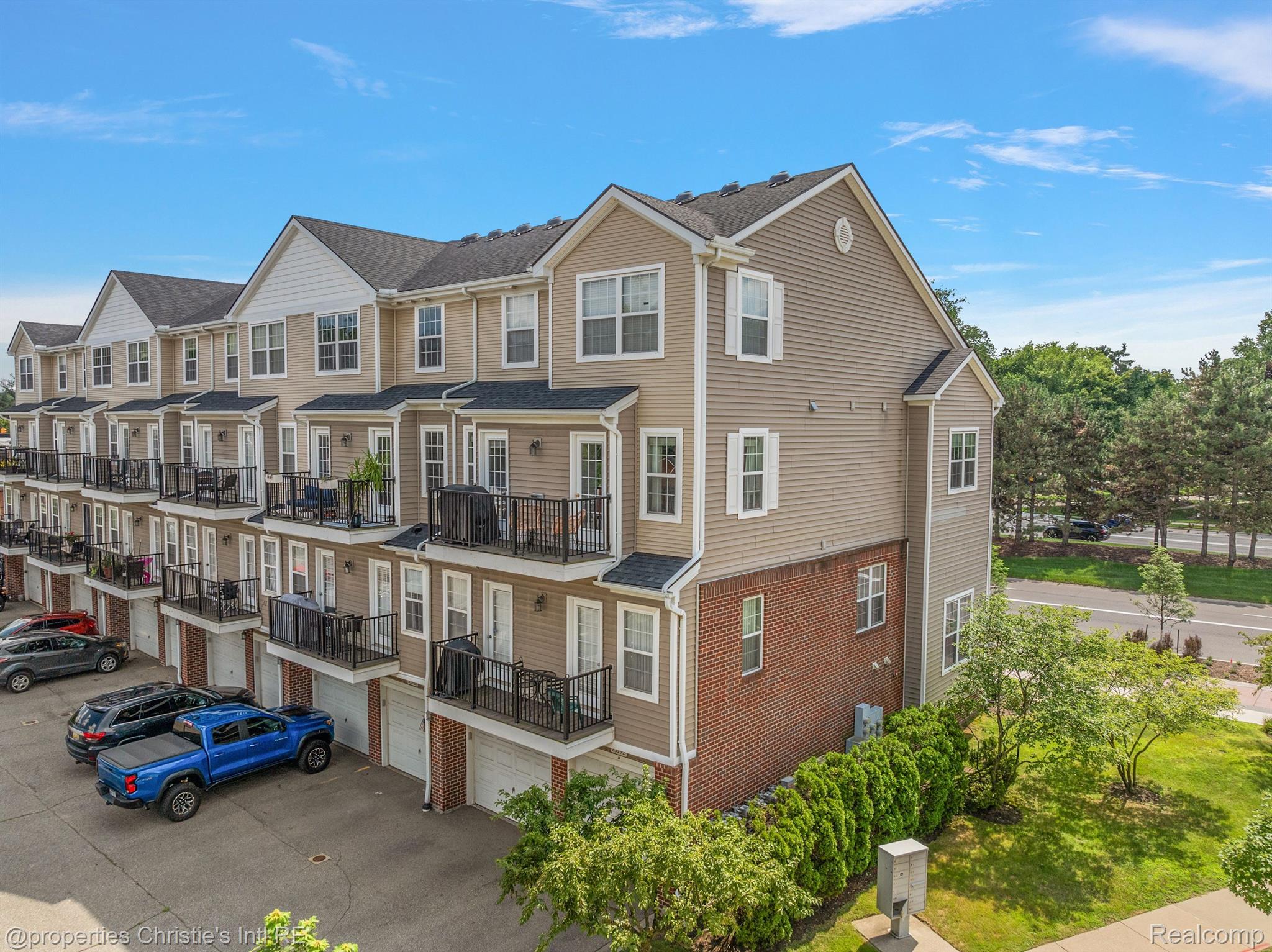 23990 WOODWARD Avenue