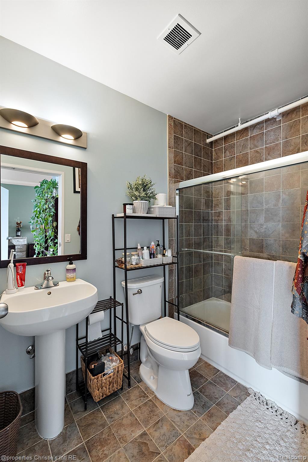 6533 E JEFFERSON Avenue 407