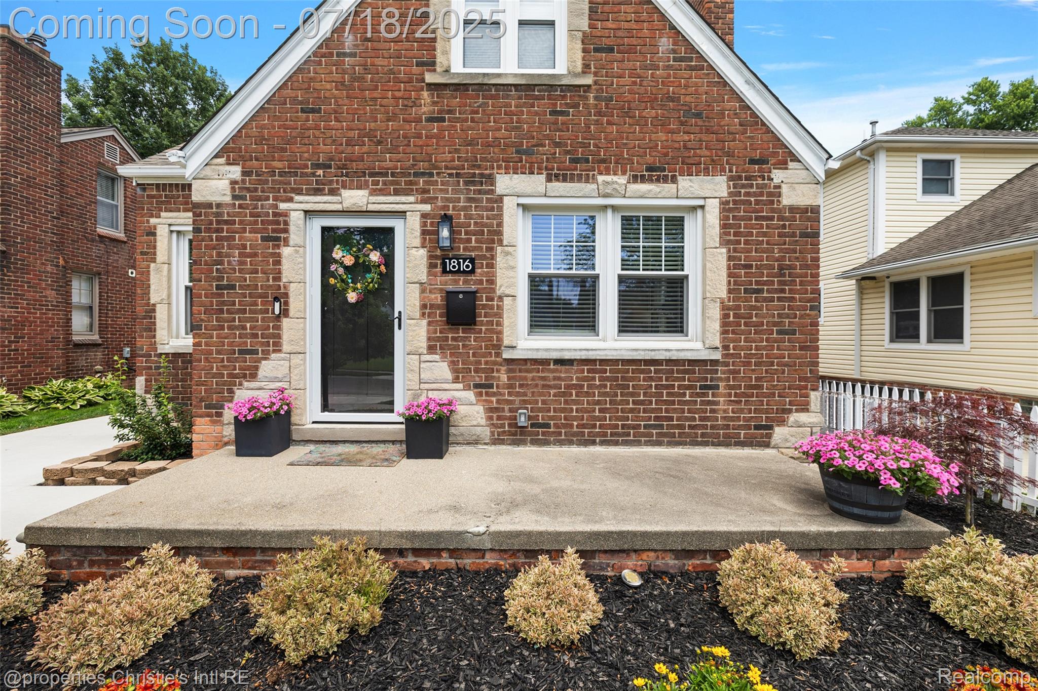 1816 Roslyn Road