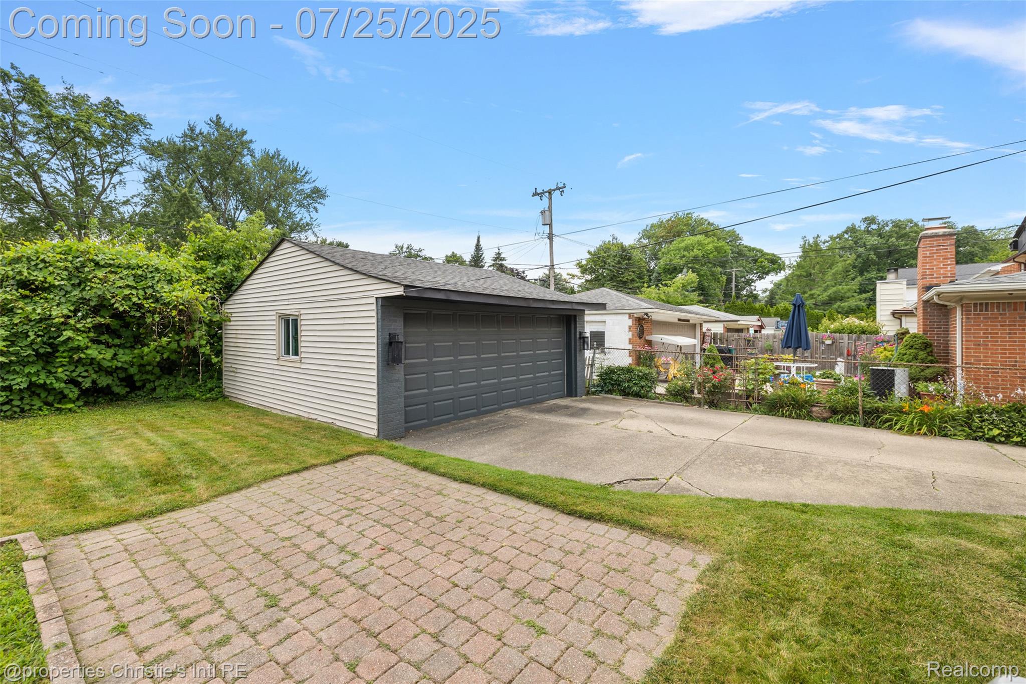 2023 Roslyn Road