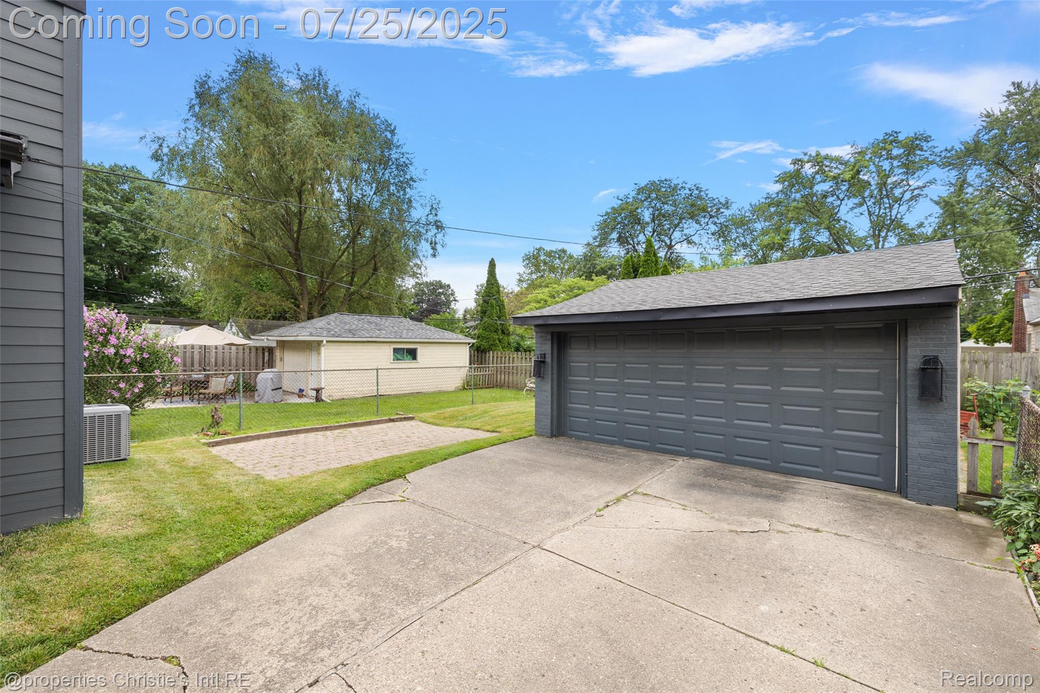 2023 Roslyn Road
