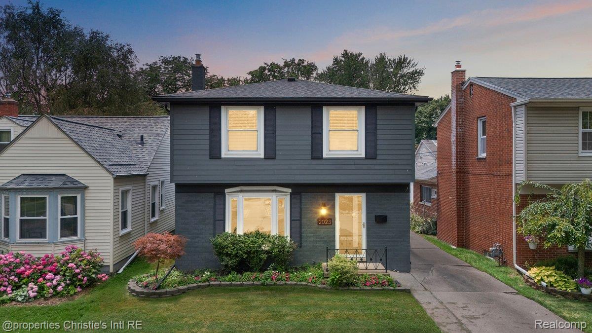 2023 Roslyn Road