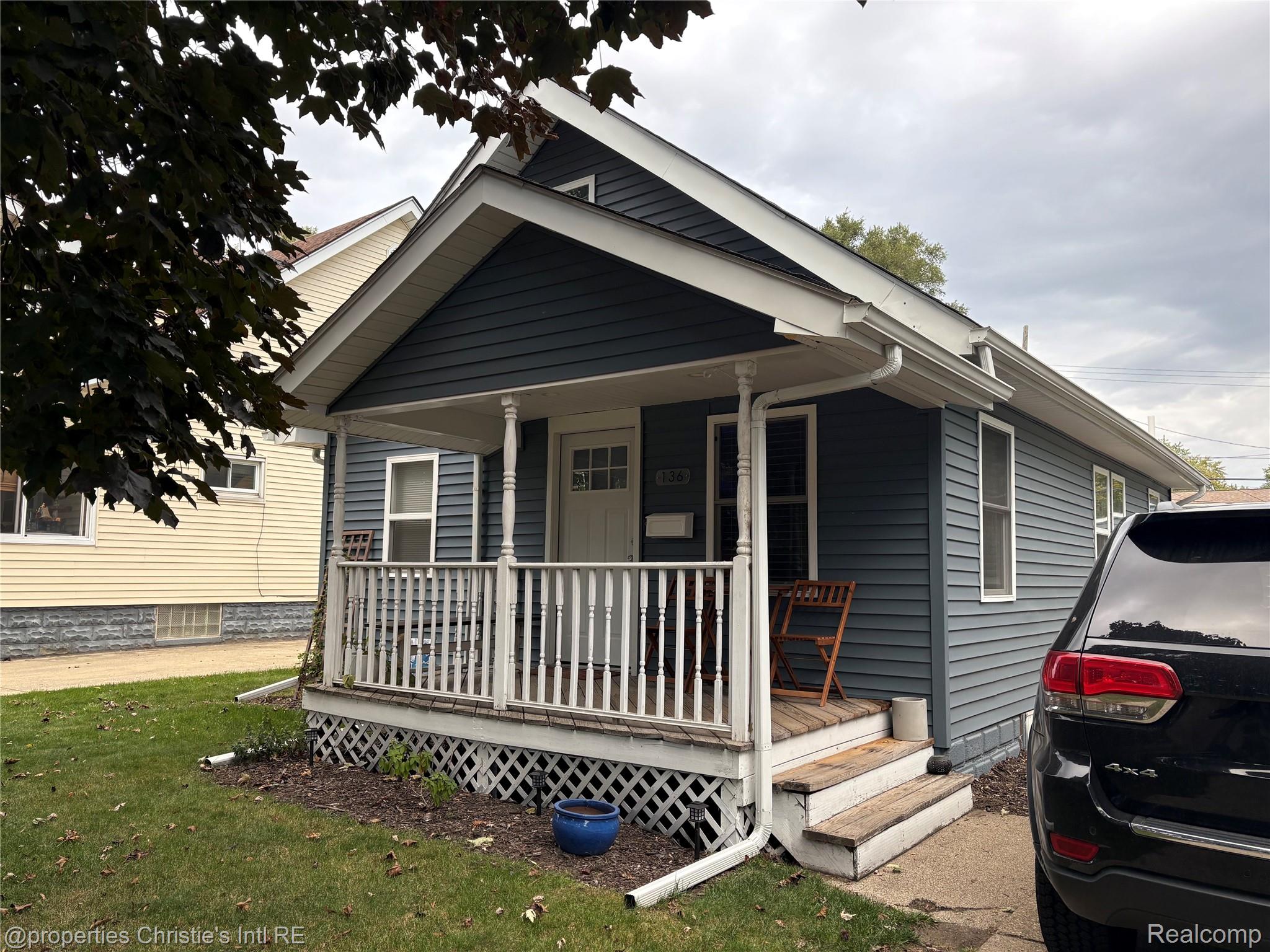 136 W Mapledale Avenue
