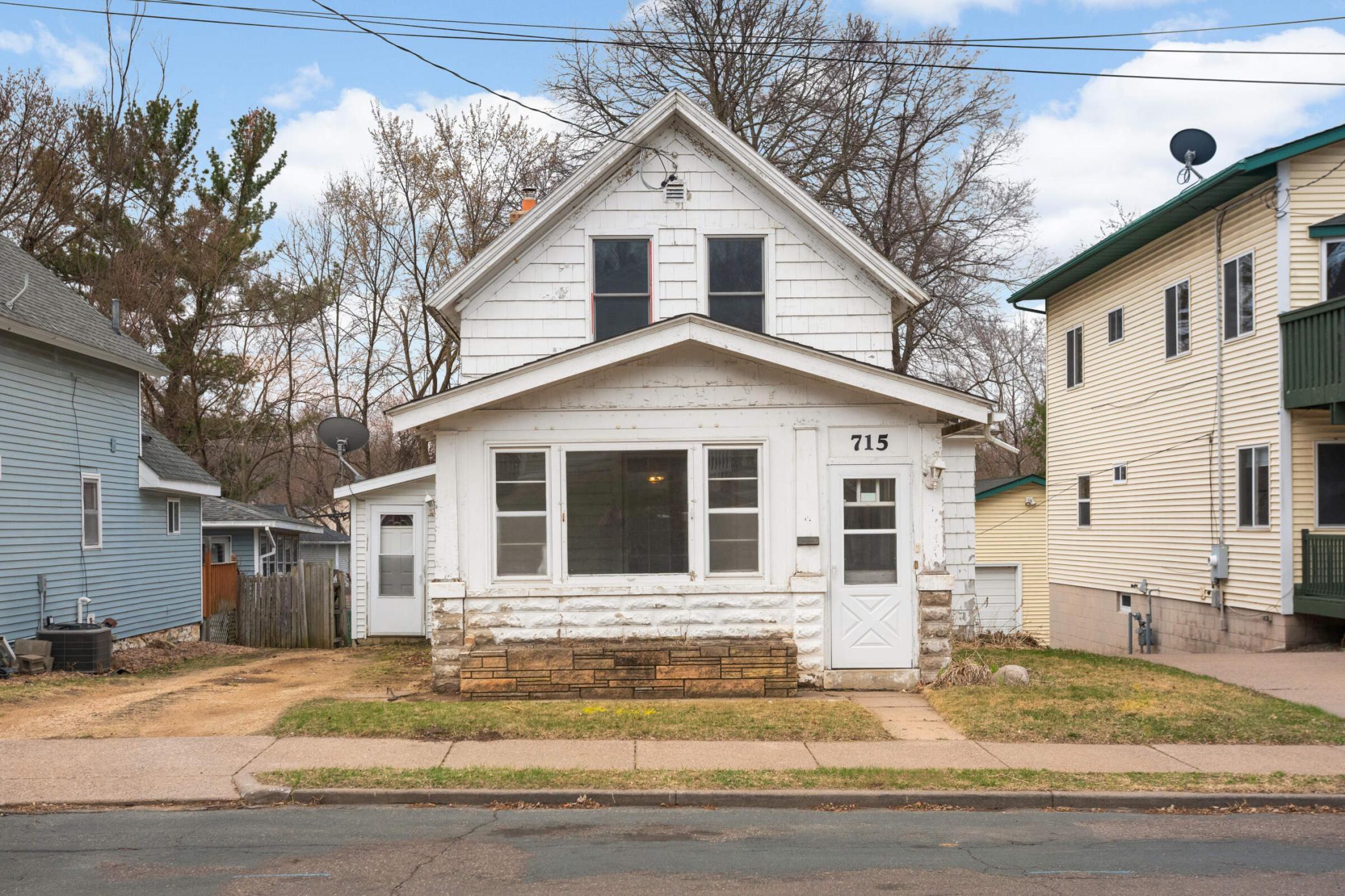 715 Maple Street W