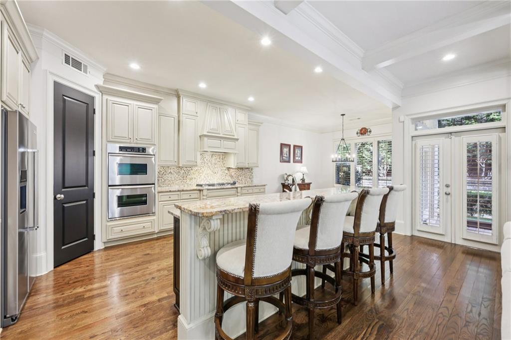 9030 Riverbend Manor