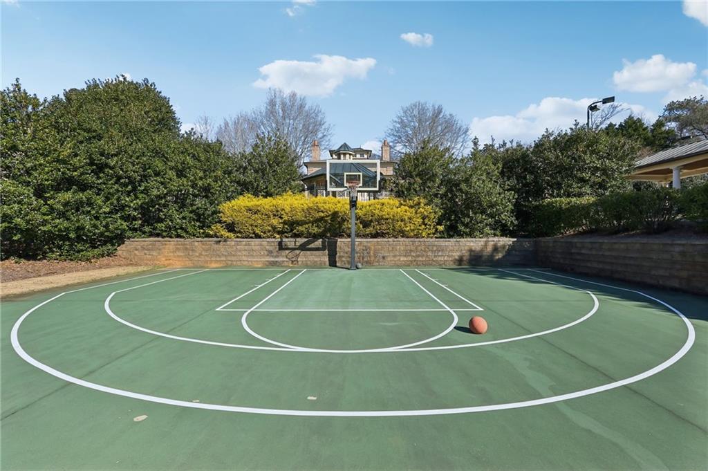 9030 Riverbend Manor