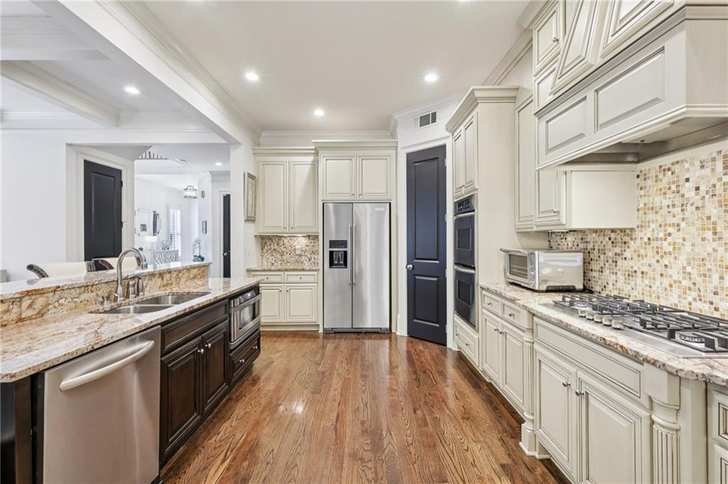 9030 Riverbend Manor