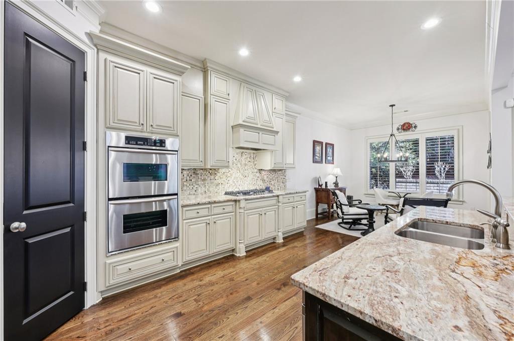9030 Riverbend Manor