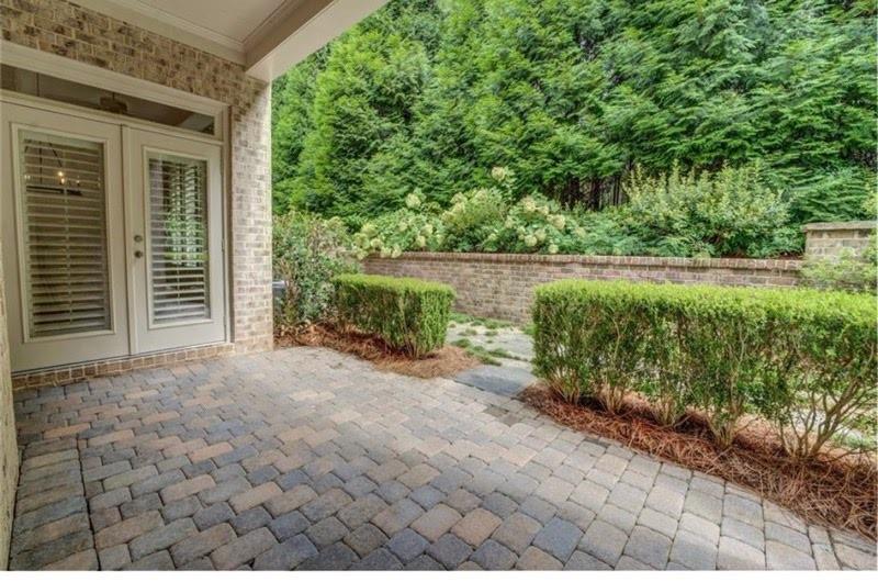 9030 Riverbend Manor